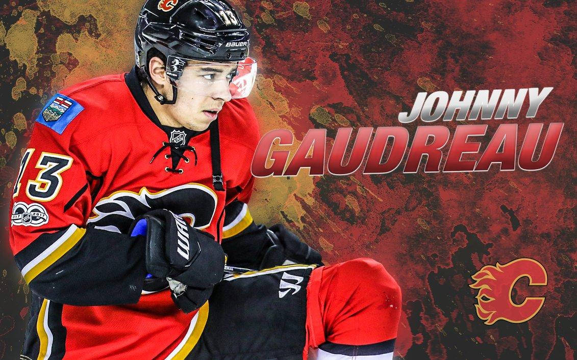Johnny Gaudreau 桌布 壁紙 — 冰球運動員 Johnny Gaudreau 身穿紅色卡爾加里火焰隊球衣，在熾熱紋理背景前激烈蹲伏。