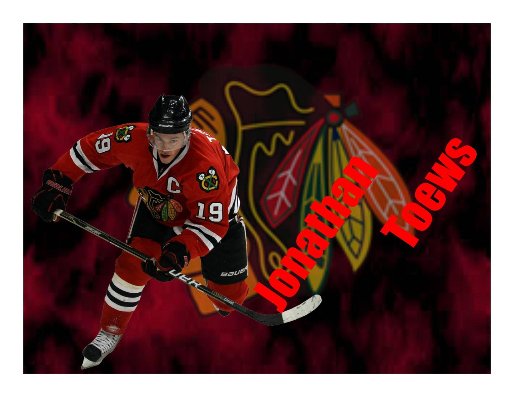 hockey 桌布 壁紙 — 冰球運動員 Jonathan Toews 身穿紅色 Blackhawks 球衣，在深紅色煙霧背景和球隊標誌下動態滑冰。