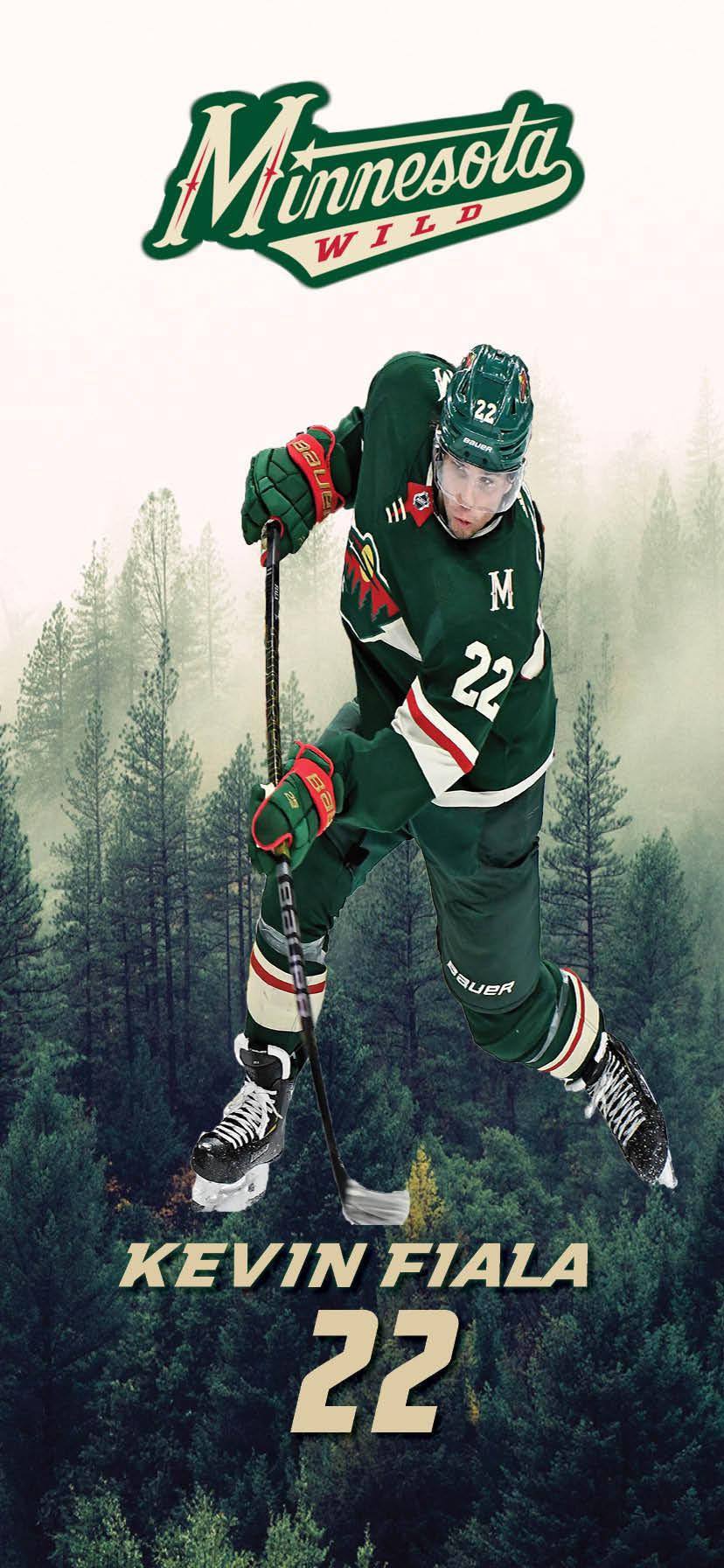 Minnesota 桌布 壁紙 — 冰球運動員 Kevin Fiala 身穿綠色明尼蘇達荒野隊裝備，在霧氣瀰漫的松樹林背景下動態跳躍。