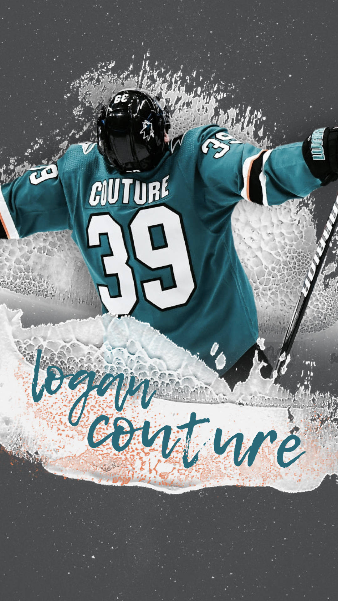hockey 桌布 壁紙 — 冰球運動員 Logan Couture 身穿青綠色 39 號球衣，從動態的白色泡沫飛濺中出現，背景為深灰色。