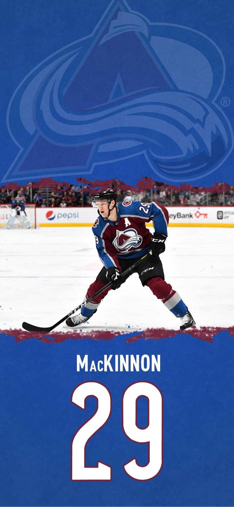 運動 桌布 壁紙 — 冰球運動員 MacKinnon 身穿科羅拉多雪崩隊裝備，在冰上激烈滑行，身後可見球隊標誌和贊助商廣告板。