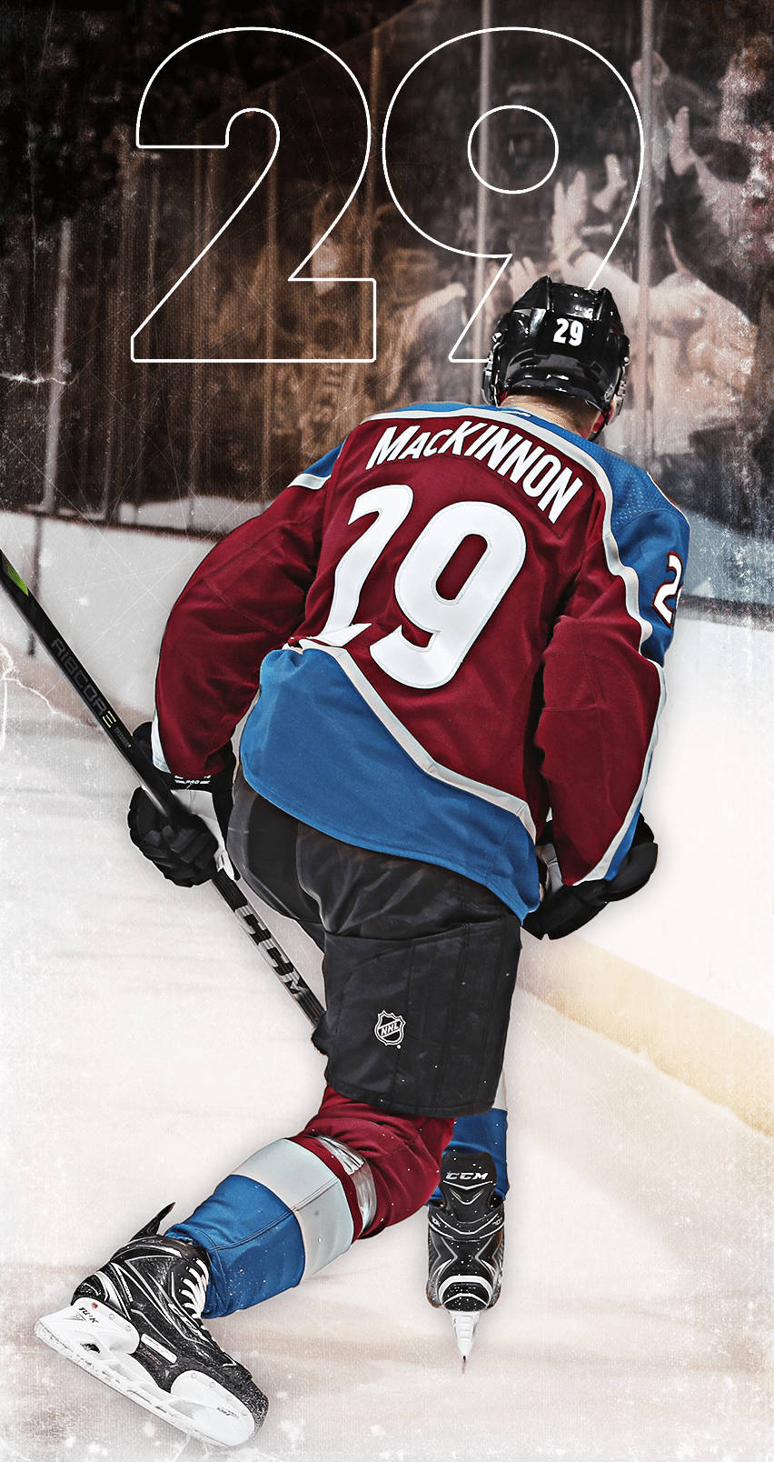 Cool Hockey 桌布 壁紙 — 冰球運動員 MacKinnon 身穿栗色和藍色 29 號球衣在冰上滑行，上方有大型 29 號圖案。