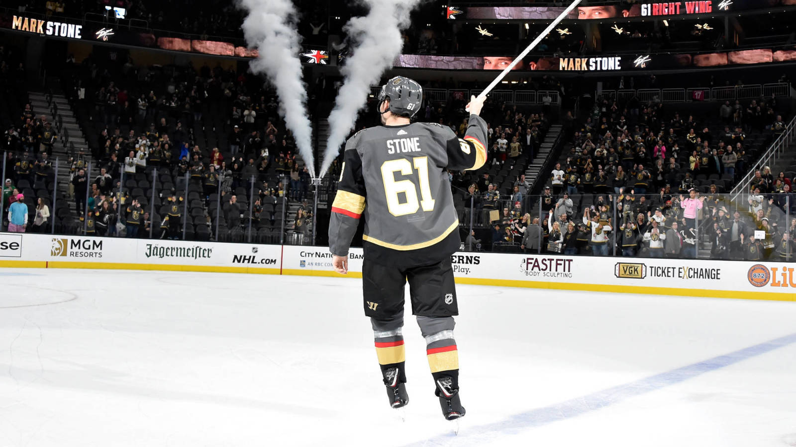 hockey 桌布 壁紙 — 冰球運動員 Mark Stone 身穿 61 號球衣，在冰上溜走遠離鏡頭，身後有煙霧炮發射。