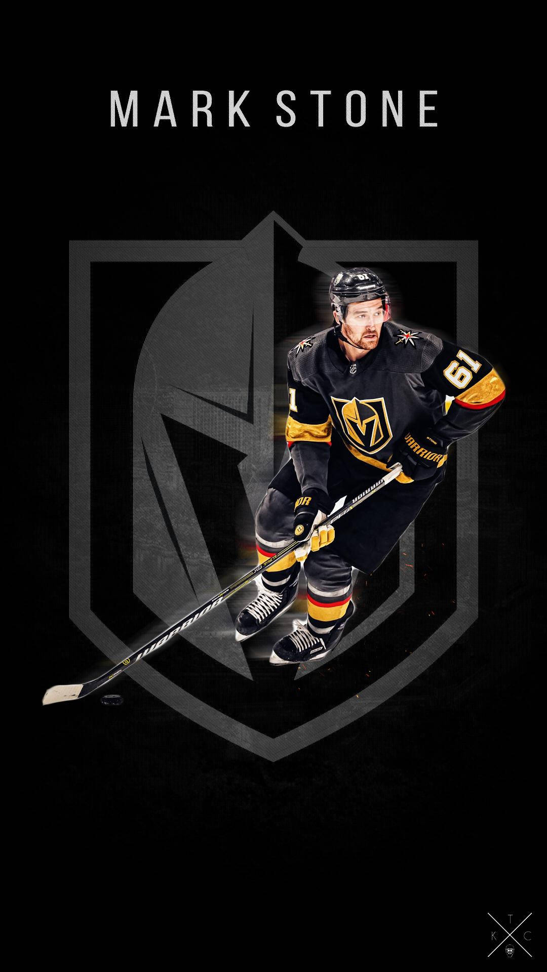 hockey 桌布 壁紙 — 冰球運動員 Mark Stone 身穿維加斯黃金騎士裝備，在深色盾牌標誌背景下持棍擺好姿勢。