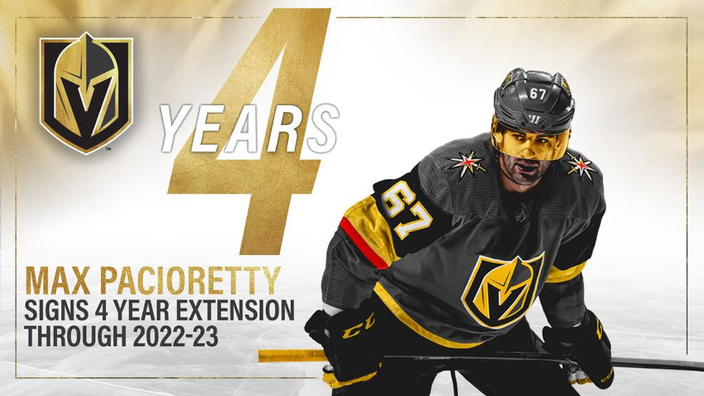 Knights 桌布 壁紙 — 冰球運動員 Max Pacioretty 身穿維加斯黃金騎士裝備，在金色紋理背景上慶祝簽署四年合約延長。