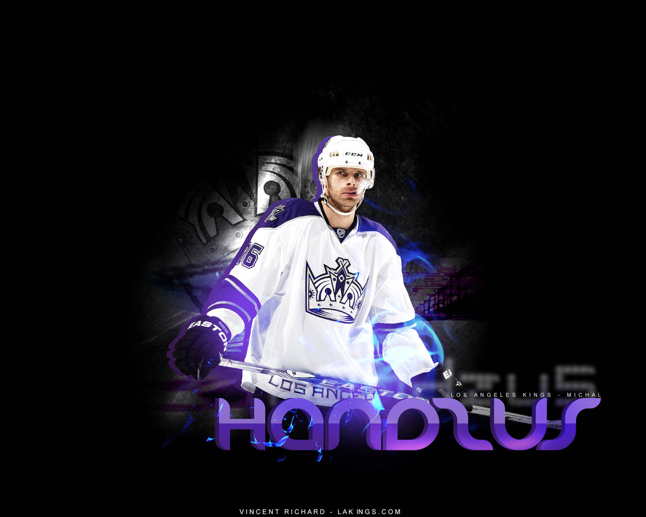 Los Angeles Kings 桌布 壁紙 — 冰球運動員 Michal Handzus 身穿白色洛杉磯國王隊球衣，站在深色背景前，帶有發光的紫色能量效果。