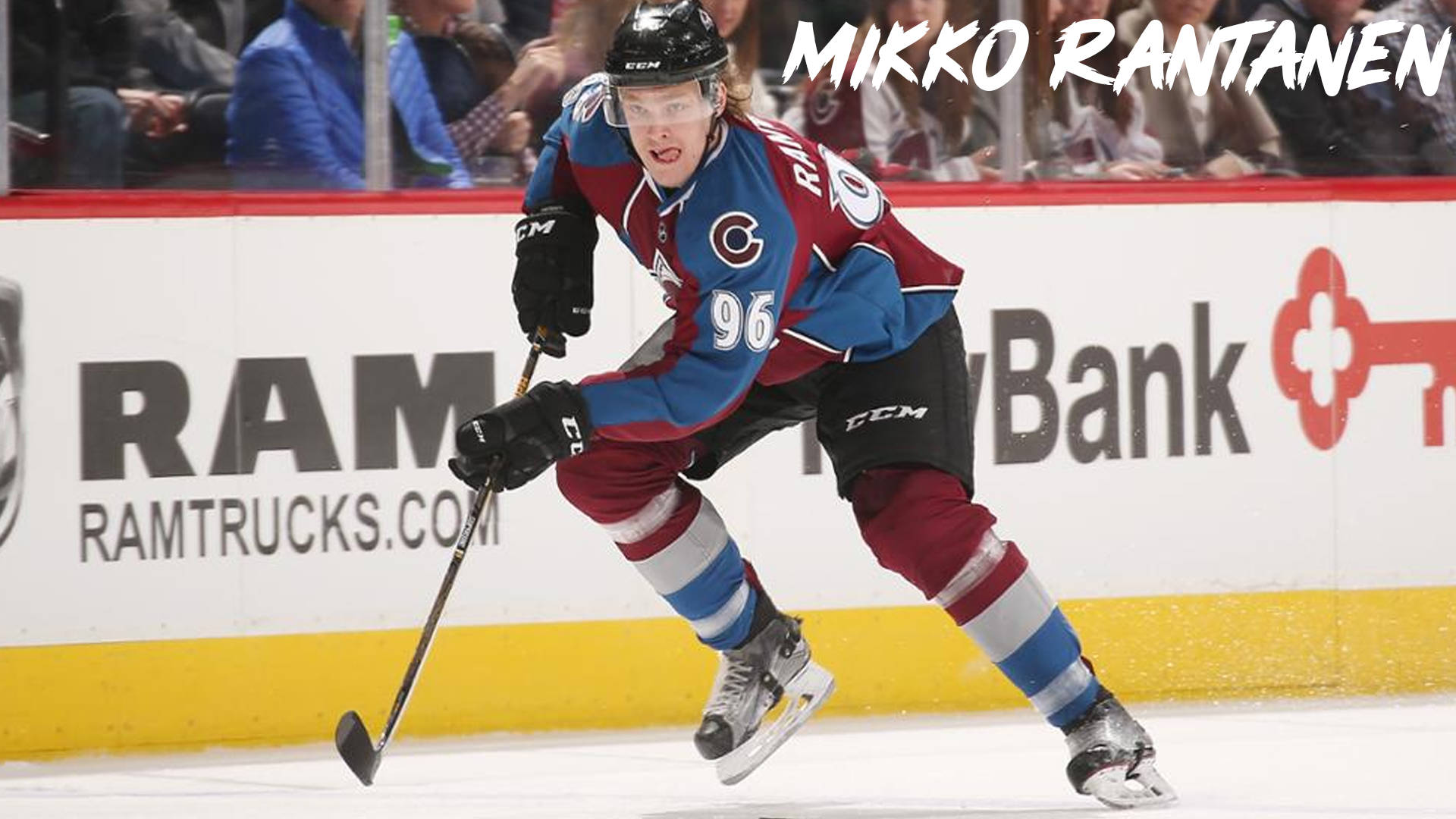 hockey 桌布 壁紙 — 冰球運動員 Mikko Rantanen 身穿藍、紅、白三色的科羅拉多雪崩隊服，在比賽期間於冰場上激烈滑行。
