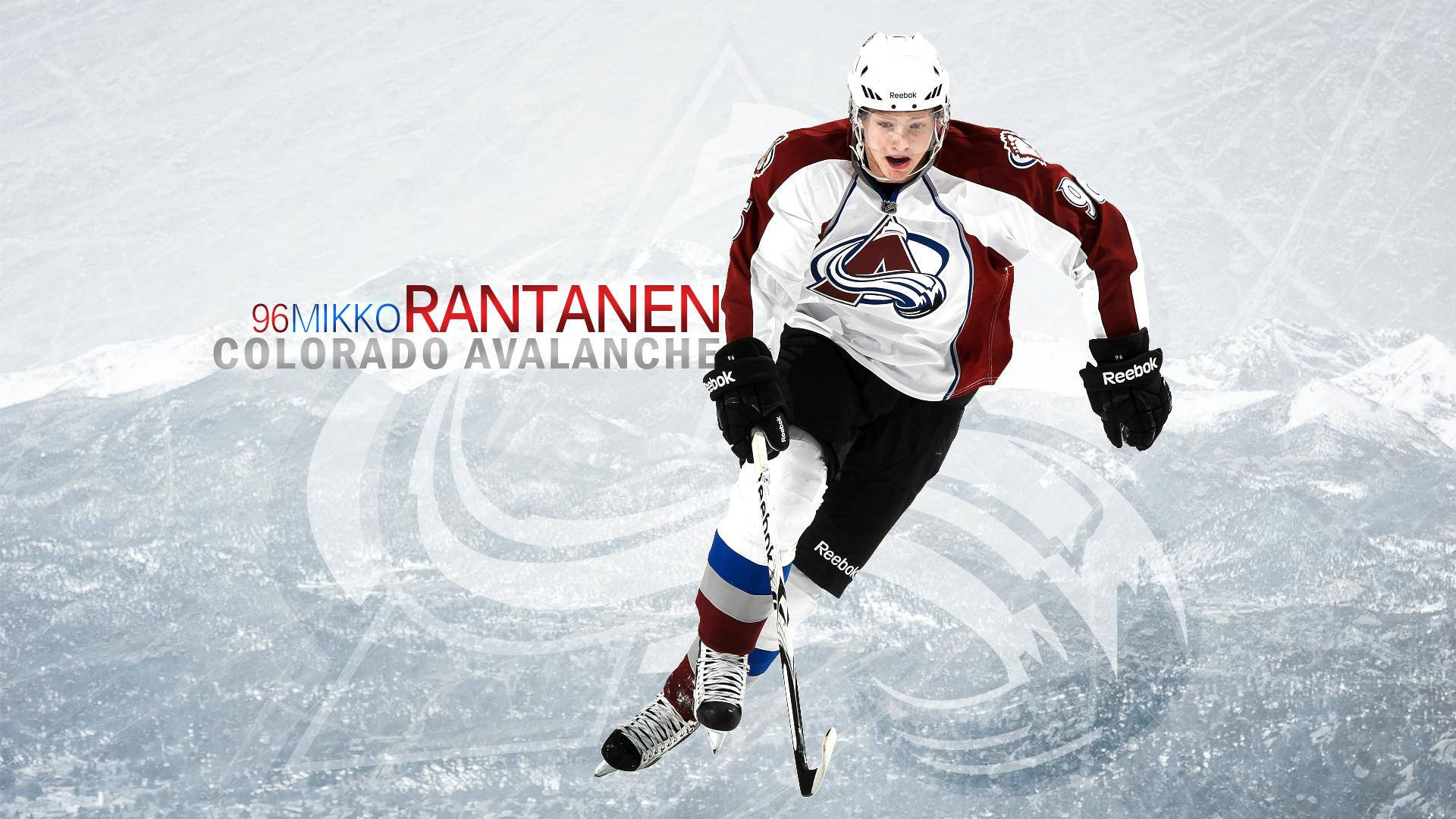 hockey 桌布 壁紙 — 冰球運動員 Mikko Rantanen 身穿科羅拉多雪崩隊裝備，在雪山背景下動態滑冰。
