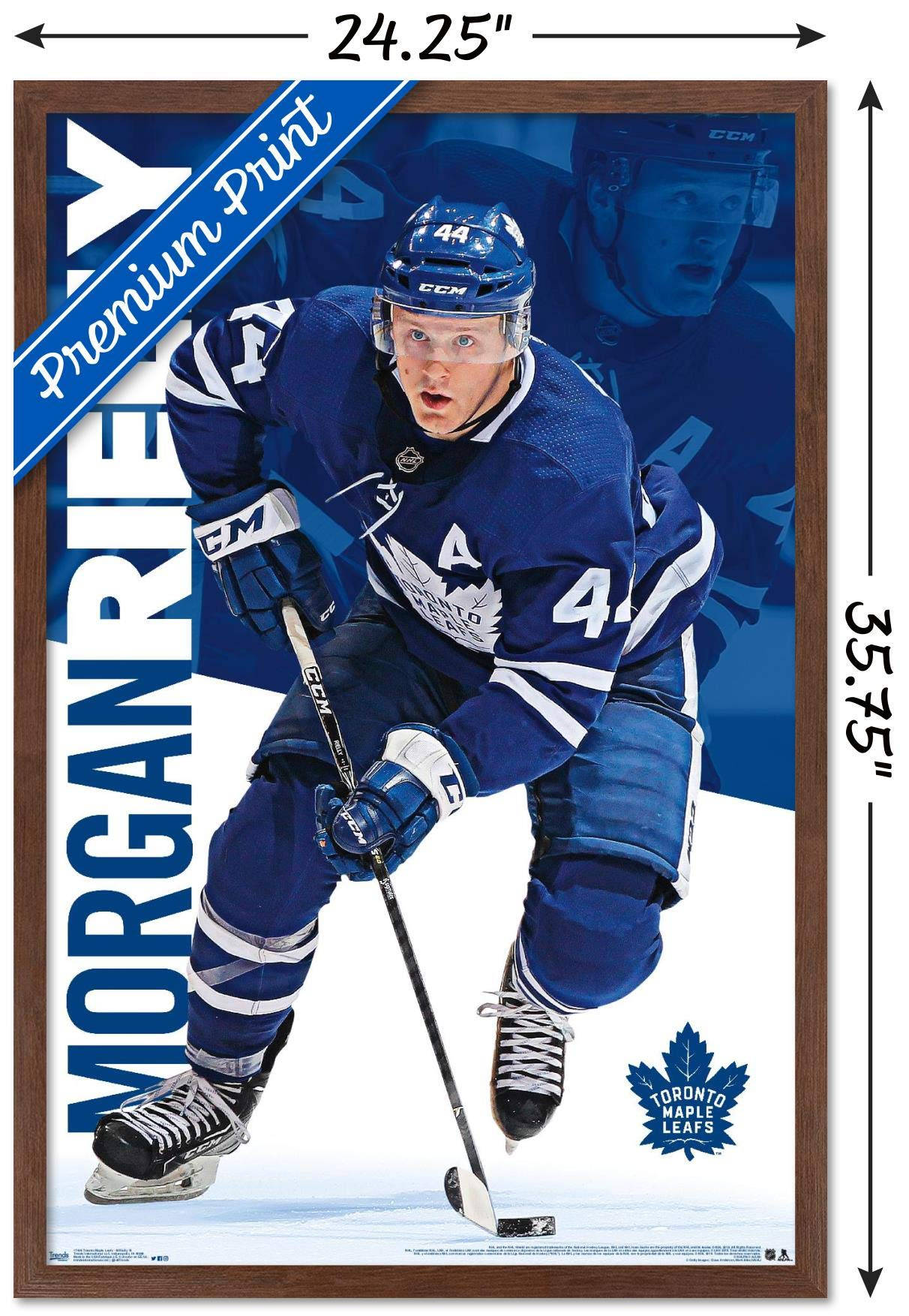 運動 桌布 壁紙 — 冰球運動員 Morgan Rielly 穿著多倫多楓葉隊裝備，在冰上充滿專注地動態滑行。