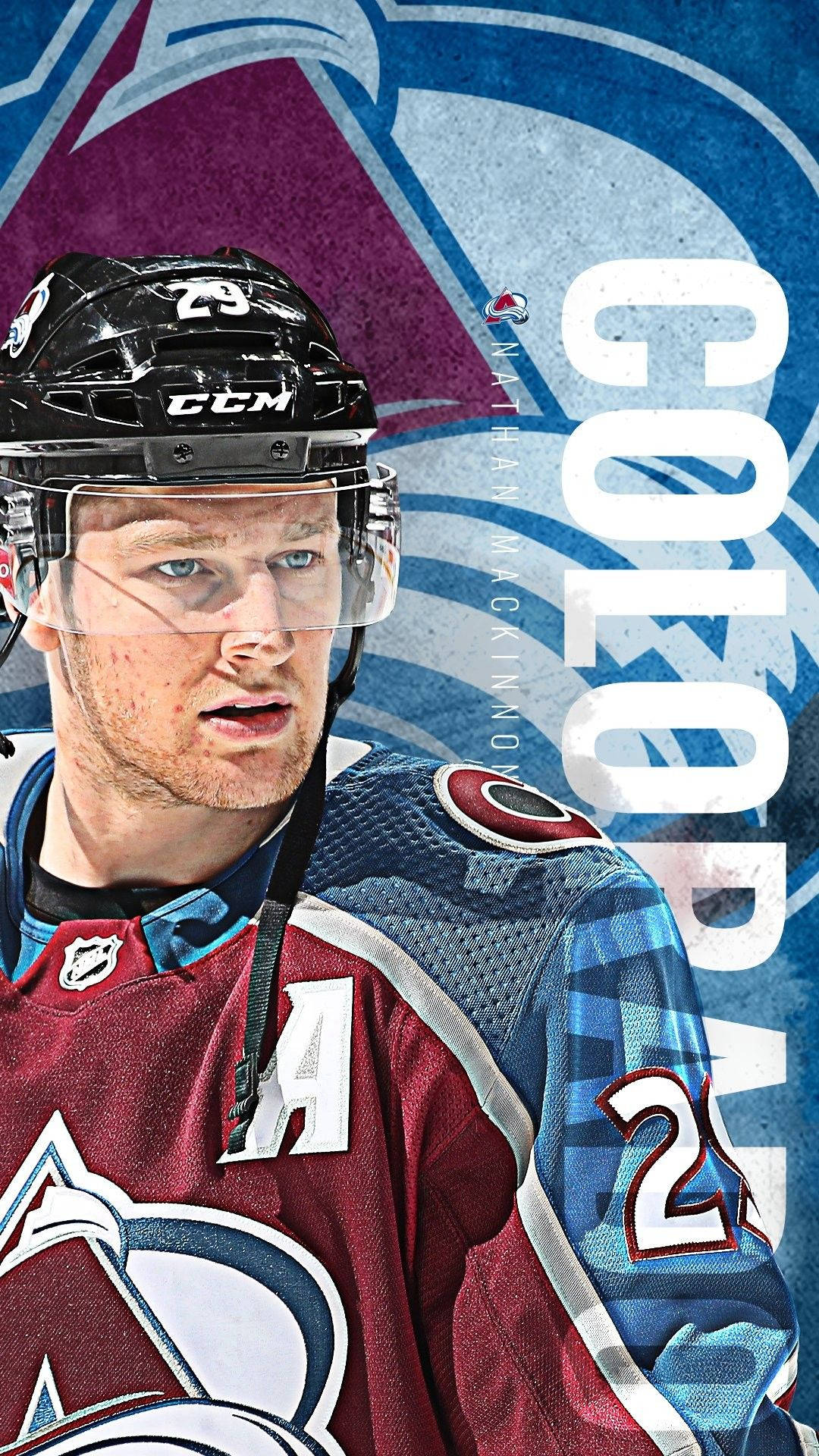 運動 桌布 壁紙 — 冰球運動員 Nathan MacKinnon 身穿科羅拉多雪崩隊裝備的特寫肖像，背景為風格化的球隊標誌。