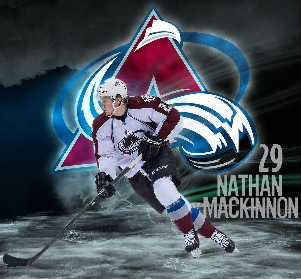 Avalanche 桌布 壁紙 — 冰球運動員 Nathan MacKinnon 在冰上比賽，背後有發光的科羅拉多雪崩隊標誌。