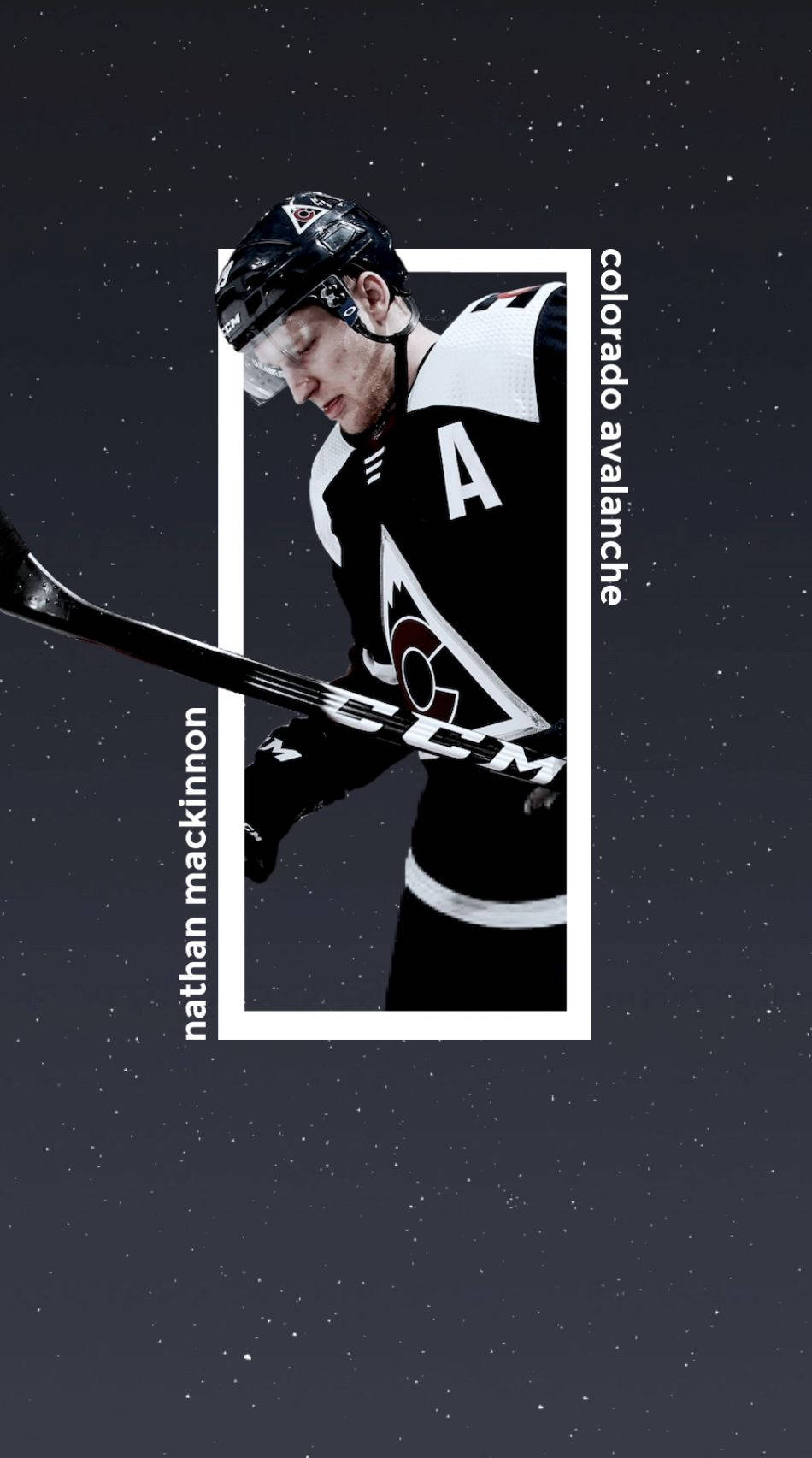 運動 桌布 壁紙 — 冰球運動員 Nathan MacKinnon 身穿科羅拉多雪崩隊裝備，在星空夜空背景下向前傾斜球桿。