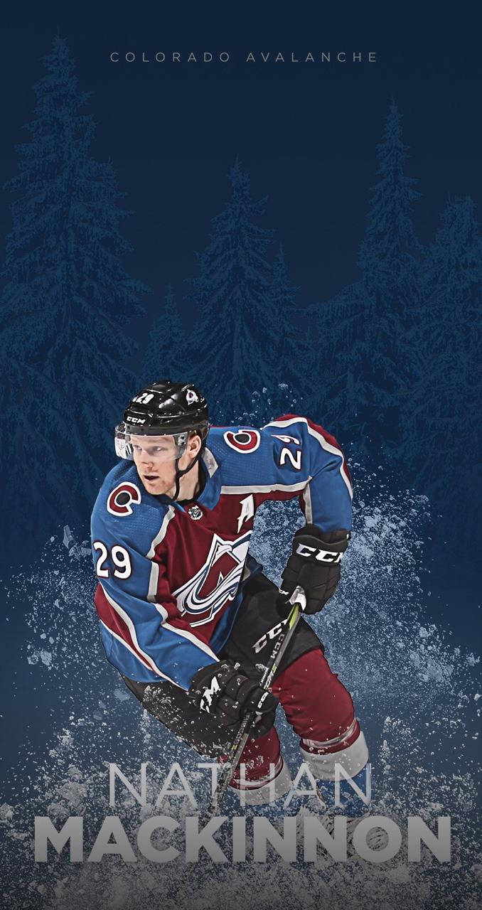 運動 桌布 壁紙 — 冰球運動員 Nathan MacKinnon 身穿科羅拉多雪崩隊裝備，在黑暗的松林背景下劃過雪粉。