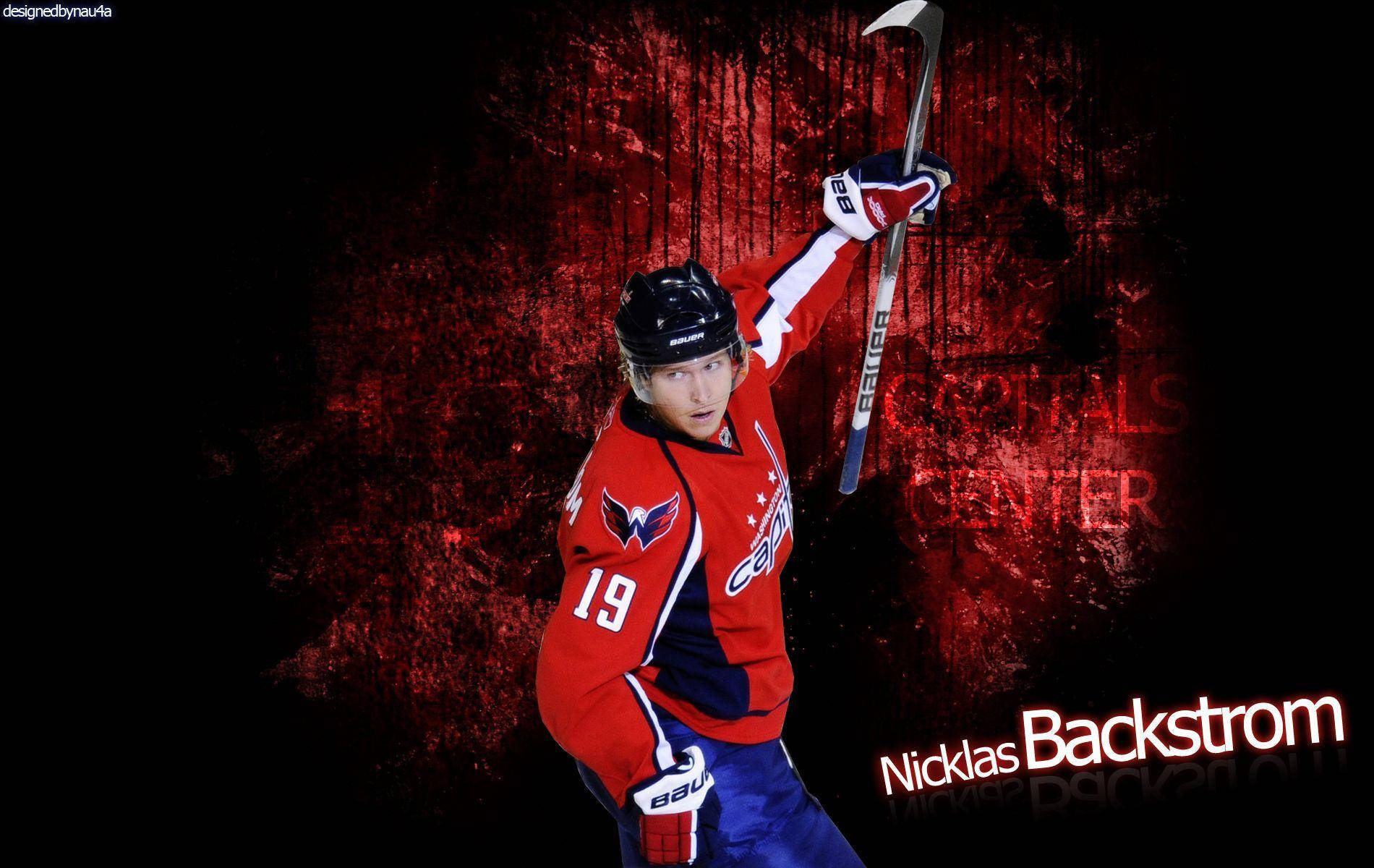 Sweden 桌布 壁紙 — 冰球運動員 Nicklas Backstrom 身穿紅色 Capitals 球衣，在深紅色紋理背景前高舉球桿。