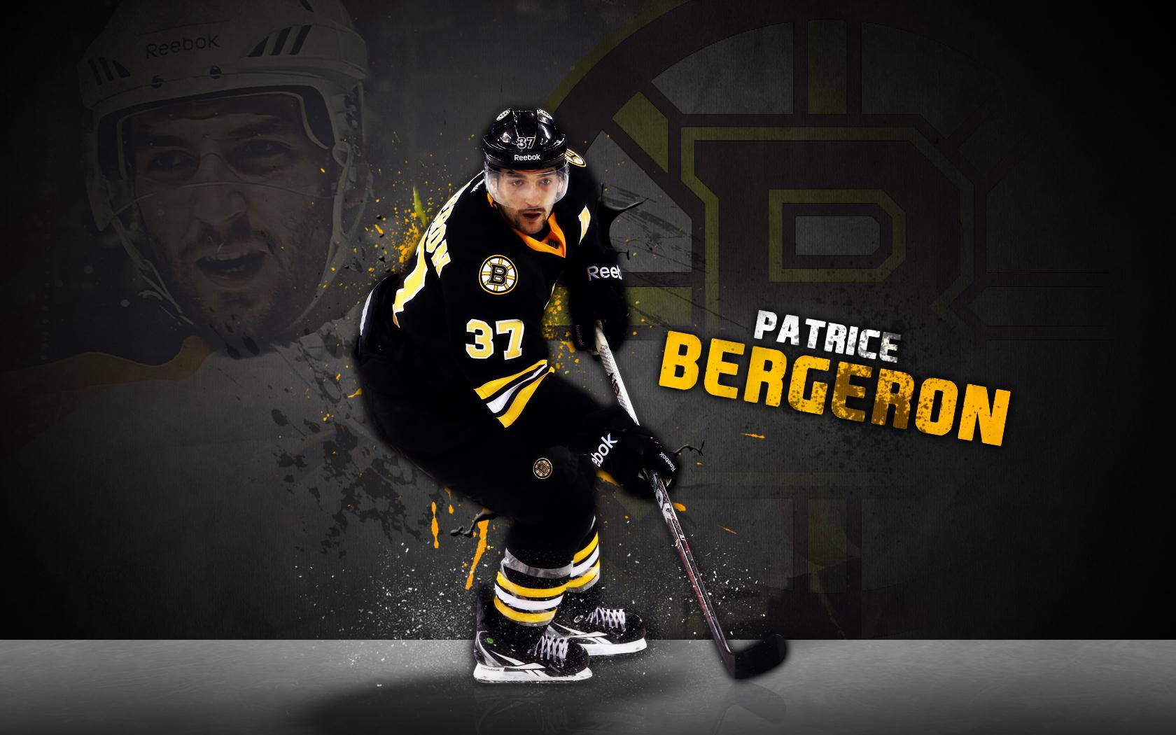 運動 桌布 壁紙 — 冰球運動員 Patrice Bergeron 身穿黑金色制服，在帶有他的名字和球隊標誌的黑暗粗糙背景前動態蹲下。