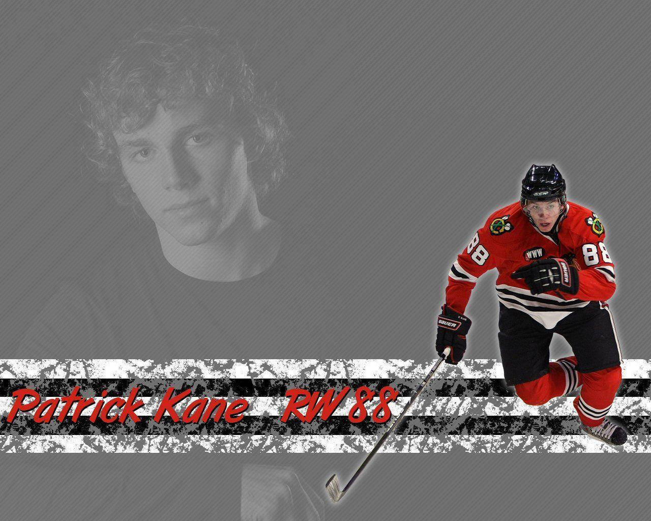 運動 桌布 壁紙 — 冰球運動員 Patrick Kane 身穿紅色 Blackhawks 球衣，手持球棍蹲在灰色背景前，背後有他的肖像淡出效果。
