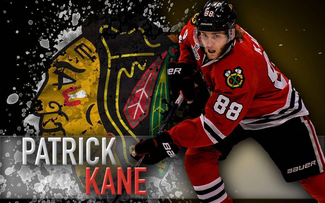 運動 桌布 壁紙 — 冰球運動員 Patrick Kane 身穿紅色 Blackhawks 裝備，在帶有球隊標誌的粗糙潑濺背景前向前猛衝。