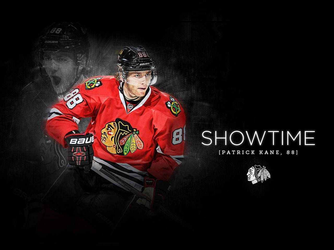 hockey 桌布 壁紙 — 冰球運動員 Patrick Kane 身穿紅色芝加哥黑鷹隊球衣，在深色煙霧背景前準備行動，並帶有 'SHOWTIME' 字樣。