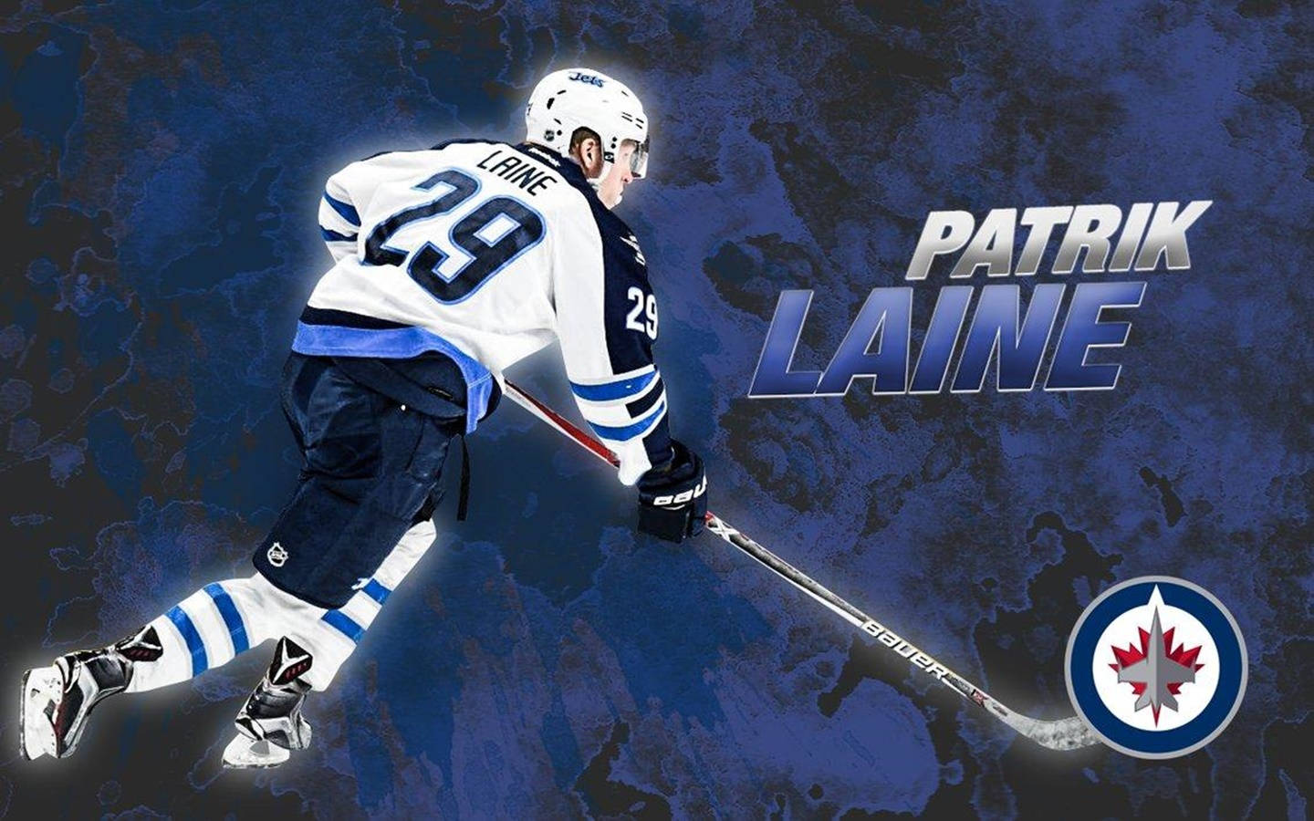 運動 桌布 壁紙 — 冰球運動員 Patrik Laine 身穿白色和藍色制服，在帶有紋理的藍色背景上動態滑冰，背景上有他的名字和球隊標誌。