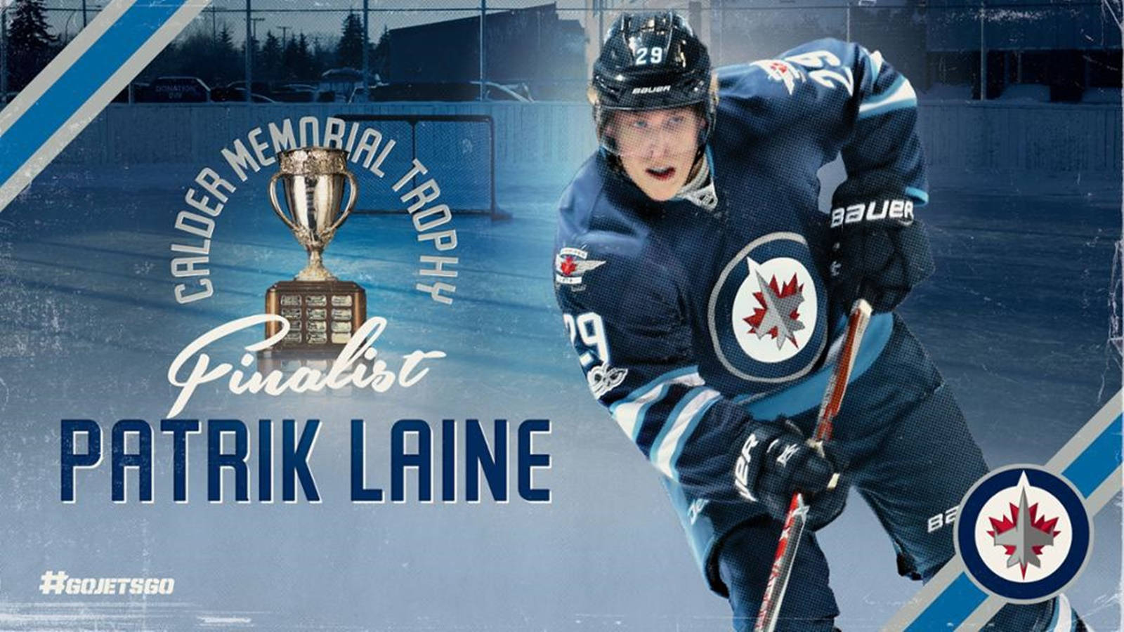 運動 桌布 壁紙 — 冰球運動員 Patrik Laine 身穿藍色 Winnipeg Jets 裝備，在冰上動態滑行，並帶有 Calder Memorial Trophy 決賽入圍者文字疊加。