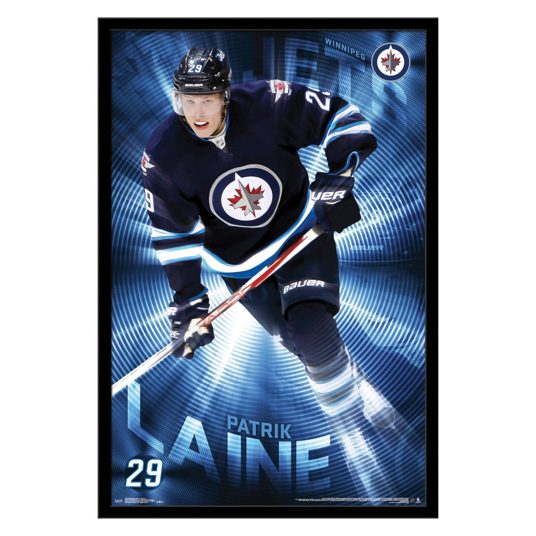 運動 桌布 壁紙 — 冰球運動員 Patrik Laine 身穿 Winnipeg Jets 球衣，動感滑行，身後散發出發光的藍色能量線條。