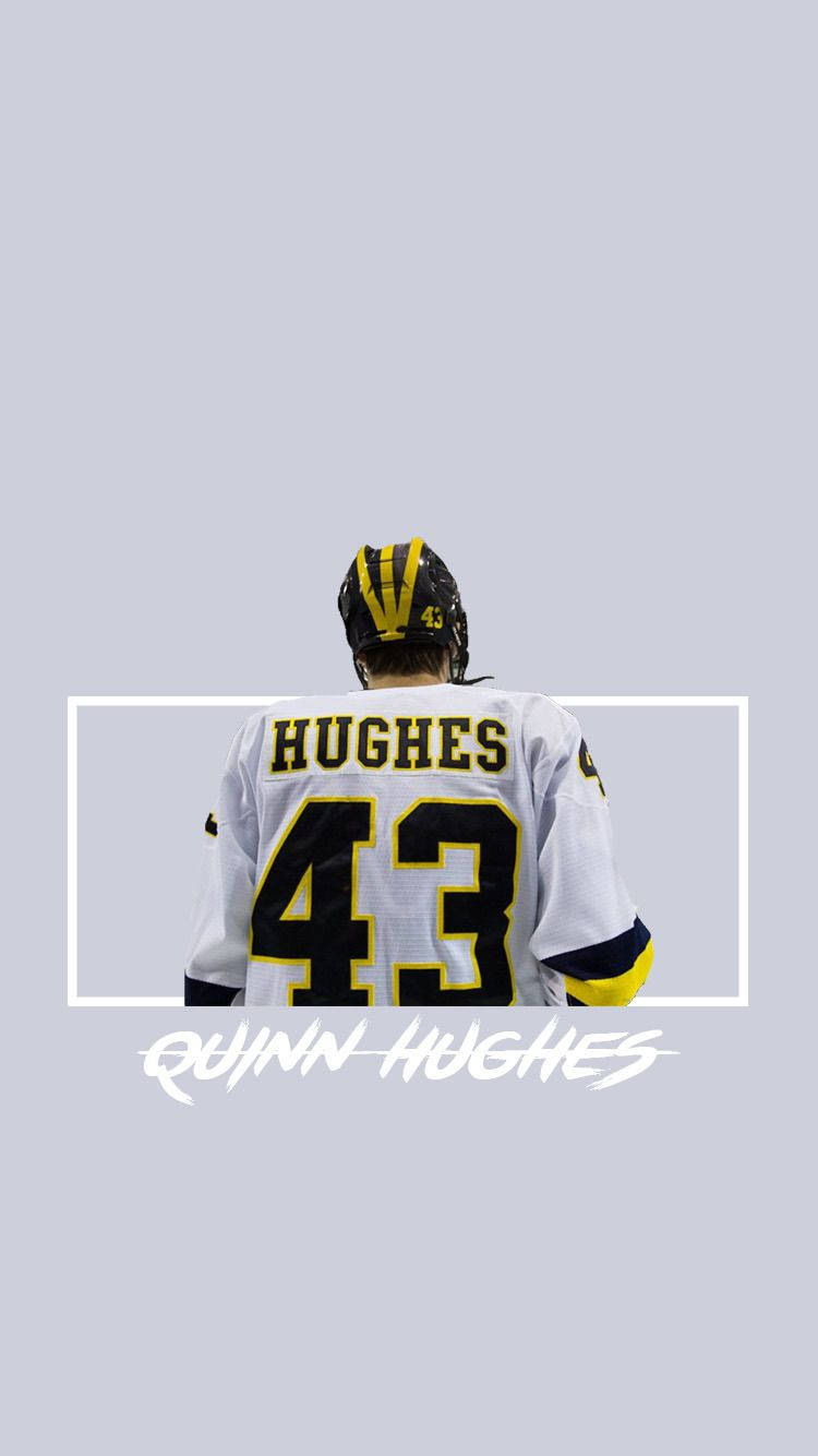 曲棍球 桌布 壁紙 — 冰球運動員 Quinn Hughes 的背面，身穿白色球衣，號碼 43，帶有黃色點綴，背景為淺灰色。