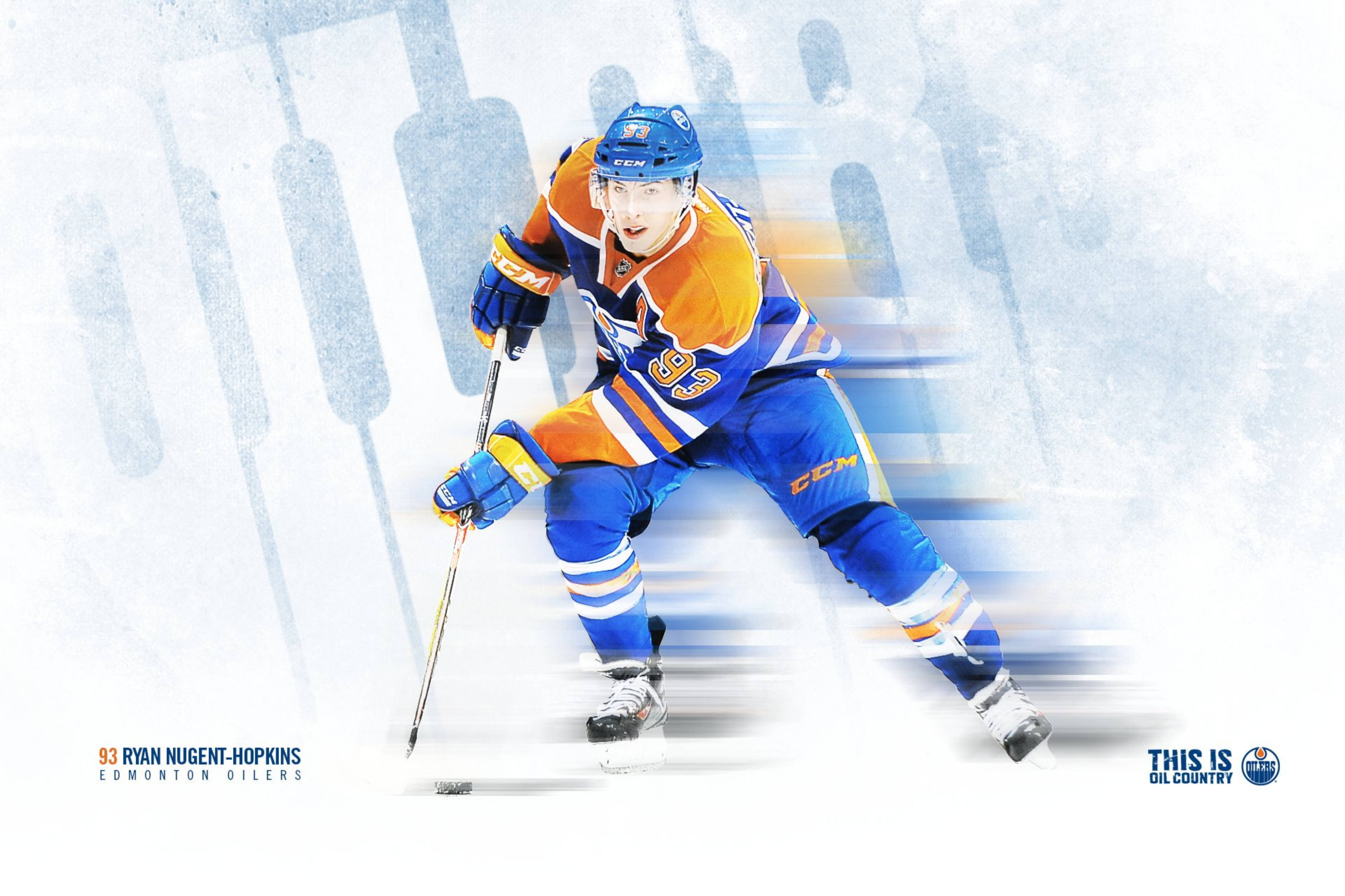 Oilers 桌布 壁紙 — 冰球運動員 Ryan Nugent-Hopkins 身穿藍色和橙色的 Edmonton Oilers 裝備，在模糊的冰場背景下動態滑行。