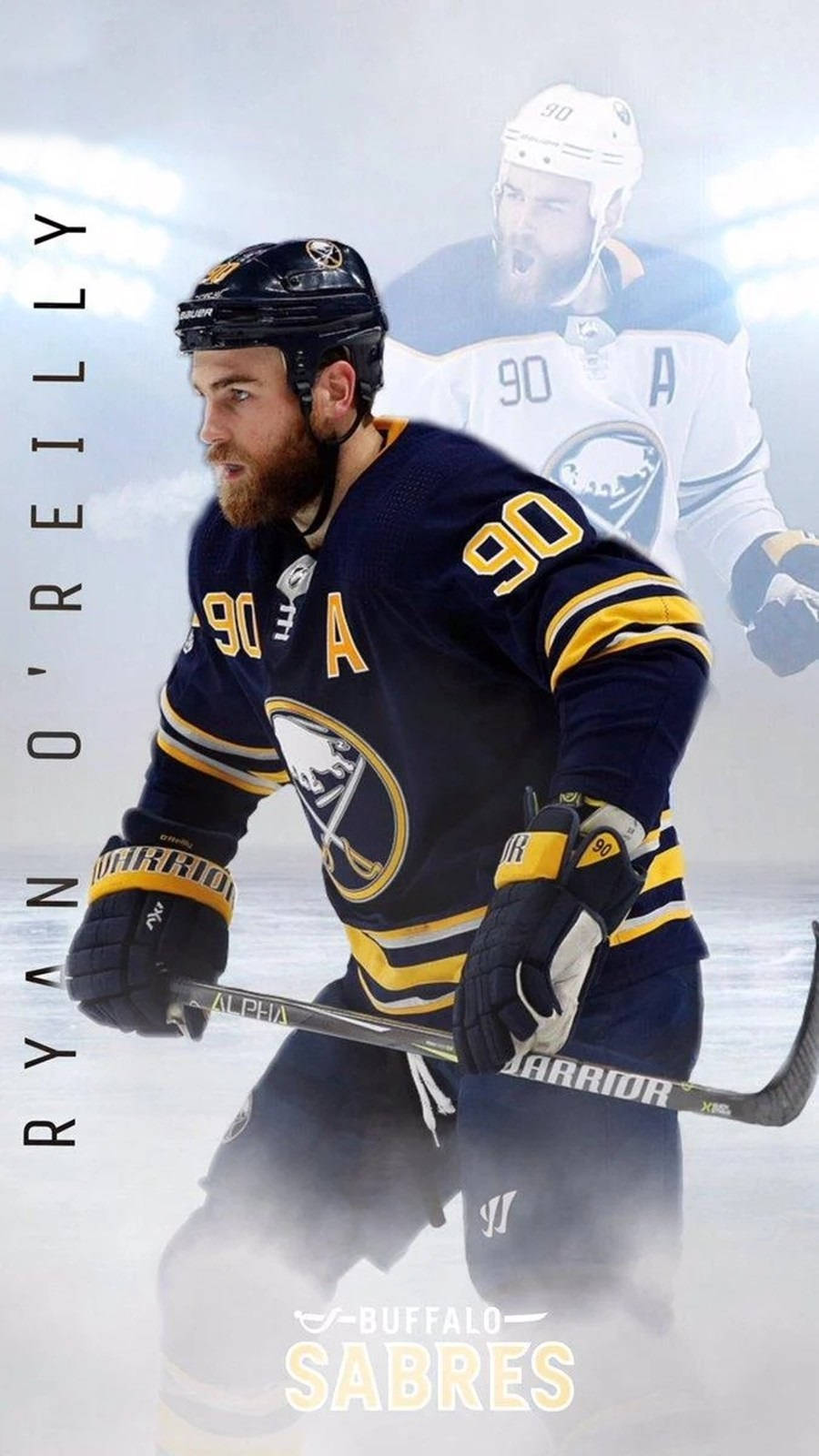 hockey 桌布 壁紙 — 冰球運動員 Ryan O'Reilly 身穿水牛城軍刀隊制服，在冰上擺好姿勢，背景迷濛，隊友的輪廓如幽靈般出現。