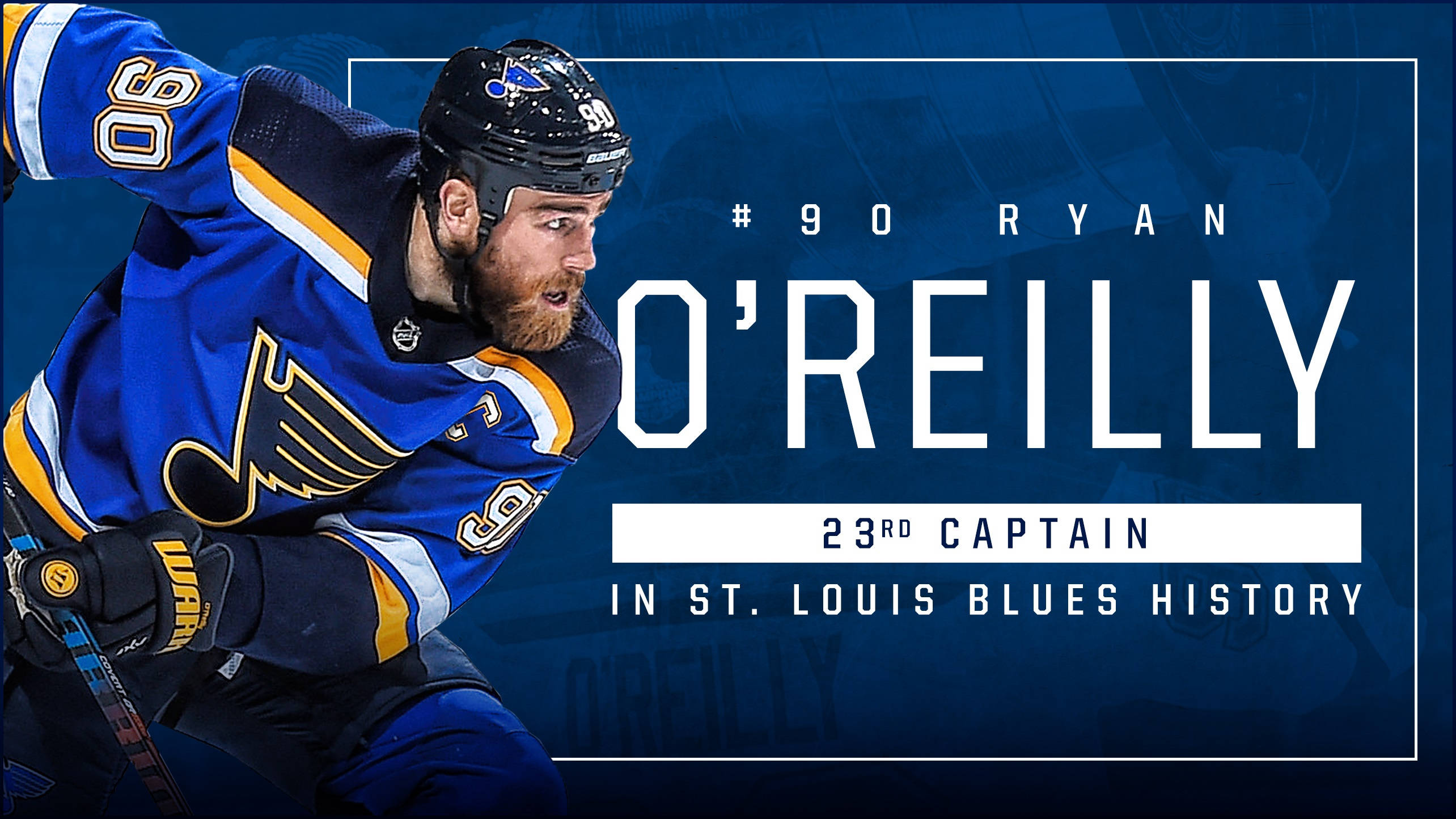 曲棍球 桌布 壁紙 — 冰球運動員 Ryan O'Reilly 身穿藍金色聖路易斯藍調球衣，在深藍色圖形背景前猛烈向前撲出。