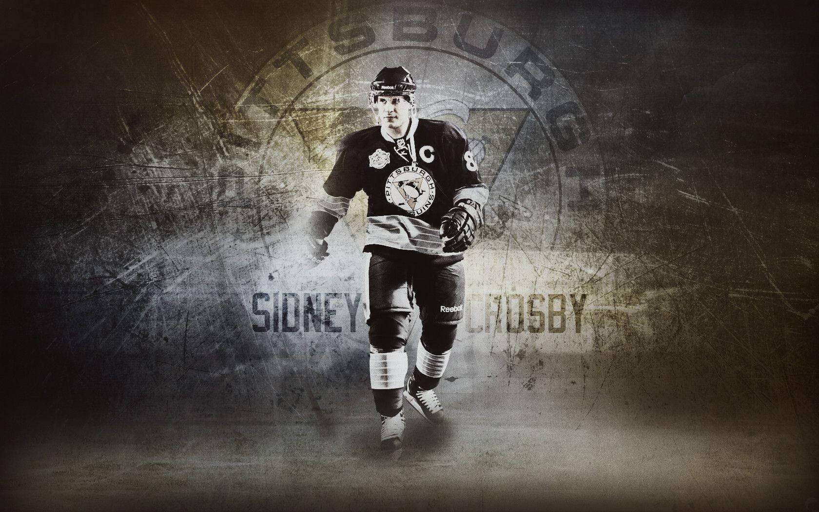 運動 桌布 壁紙 — 冰球運動員 Sidney Crosby 身穿黑金色制服，在帶有褪色匹茲堡企鵝標誌的粗糙紋理背景上向前邁進。