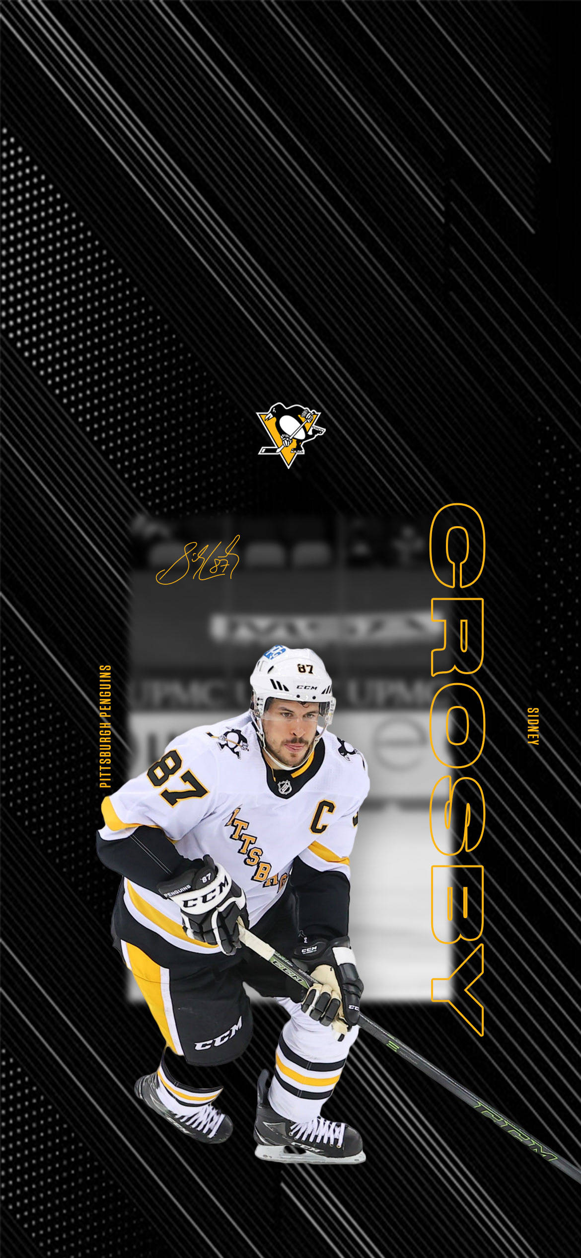 運動 桌布 壁紙 — 冰球運動員 Sidney Crosby 身穿匹茲堡企鵝隊制服，手持球桿，背景為動態黑色對角線和金色文字。