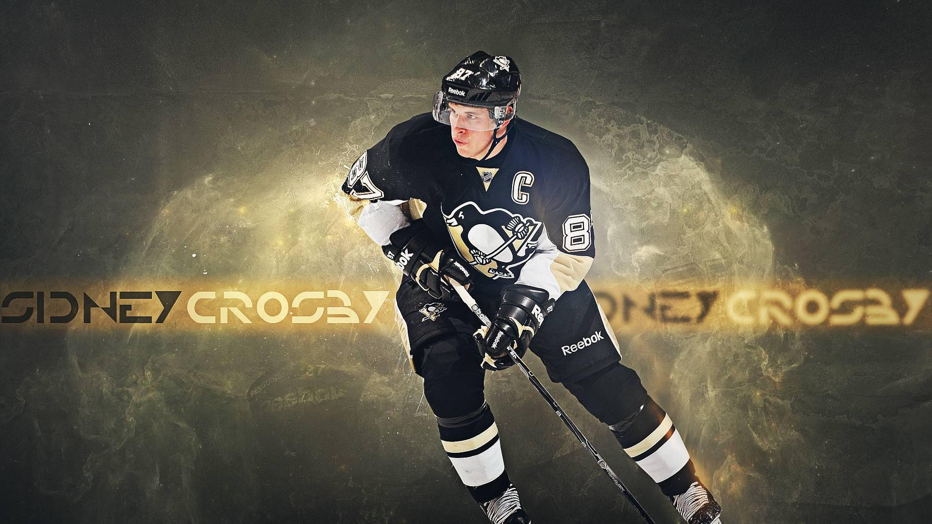 penguins 桌布 壁紙 — 冰球運動員 Sidney Crosby 身穿黑金色球衣，手持球棍，在煙霧金色背景中擺好姿勢。