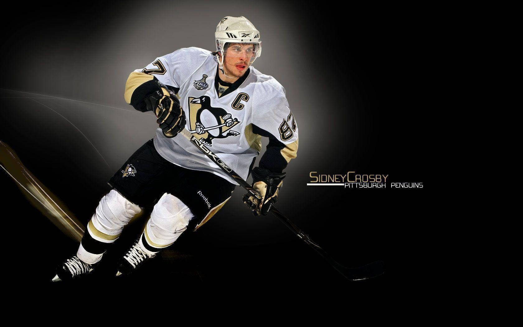運動 桌布 壁紙 — 冰球運動員 Sidney Crosby 身穿白色和金色的匹茲堡企鵝隊球衣，在深色漸變背景上動態滑冰。