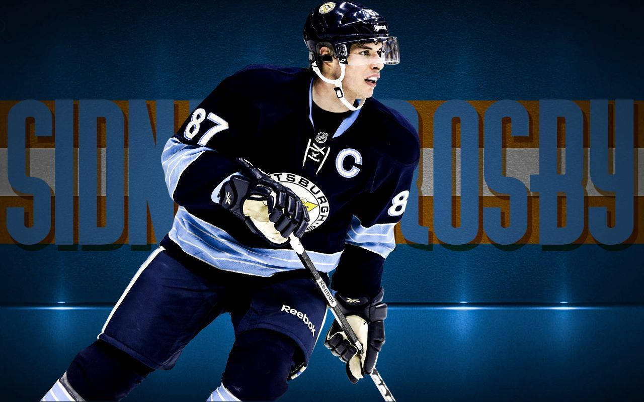 運動 桌布 壁紙 — 冰球運動員 Sidney Crosby 身穿匹茲堡企鵝隊球衣（號碼 87 和隊長 'C'）在藍色背景前比賽，他的名字以大字母顯示。