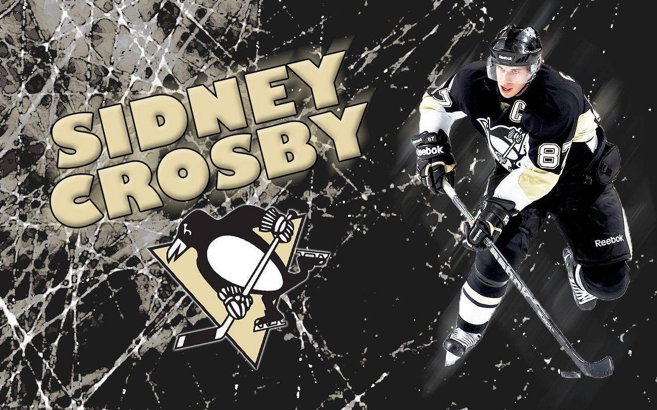 運動 桌布 壁紙 — 冰球運動員 Sidney Crosby 身穿黑金色球衣，在裂冰背景上動態滑行，帶有球隊標誌。