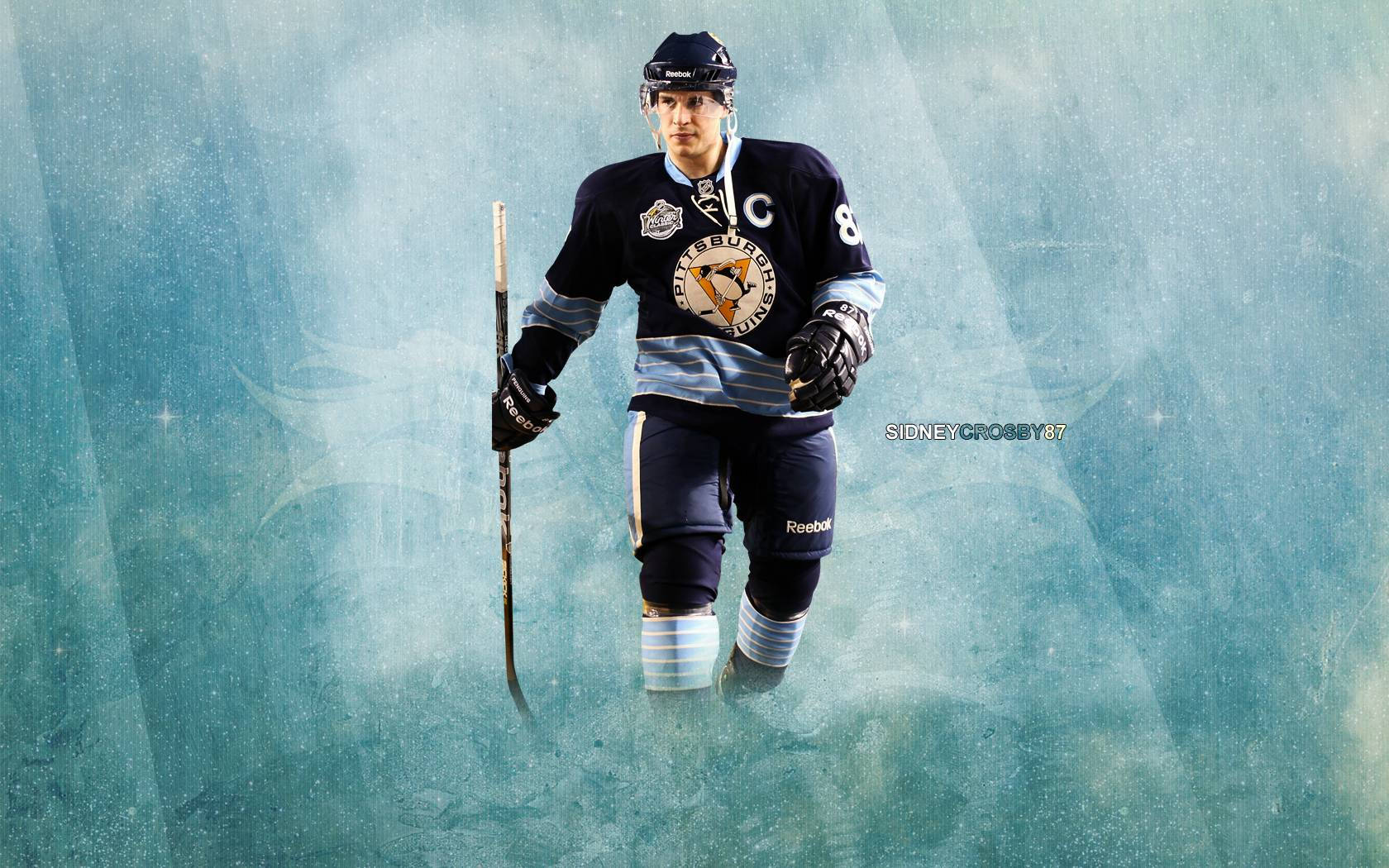 運動 桌布 壁紙 — 冰球運動員 Sidney Crosby 穿著匹茲堡企鵝隊裝備，自信地站在帶有紋理的冰藍色背景前。