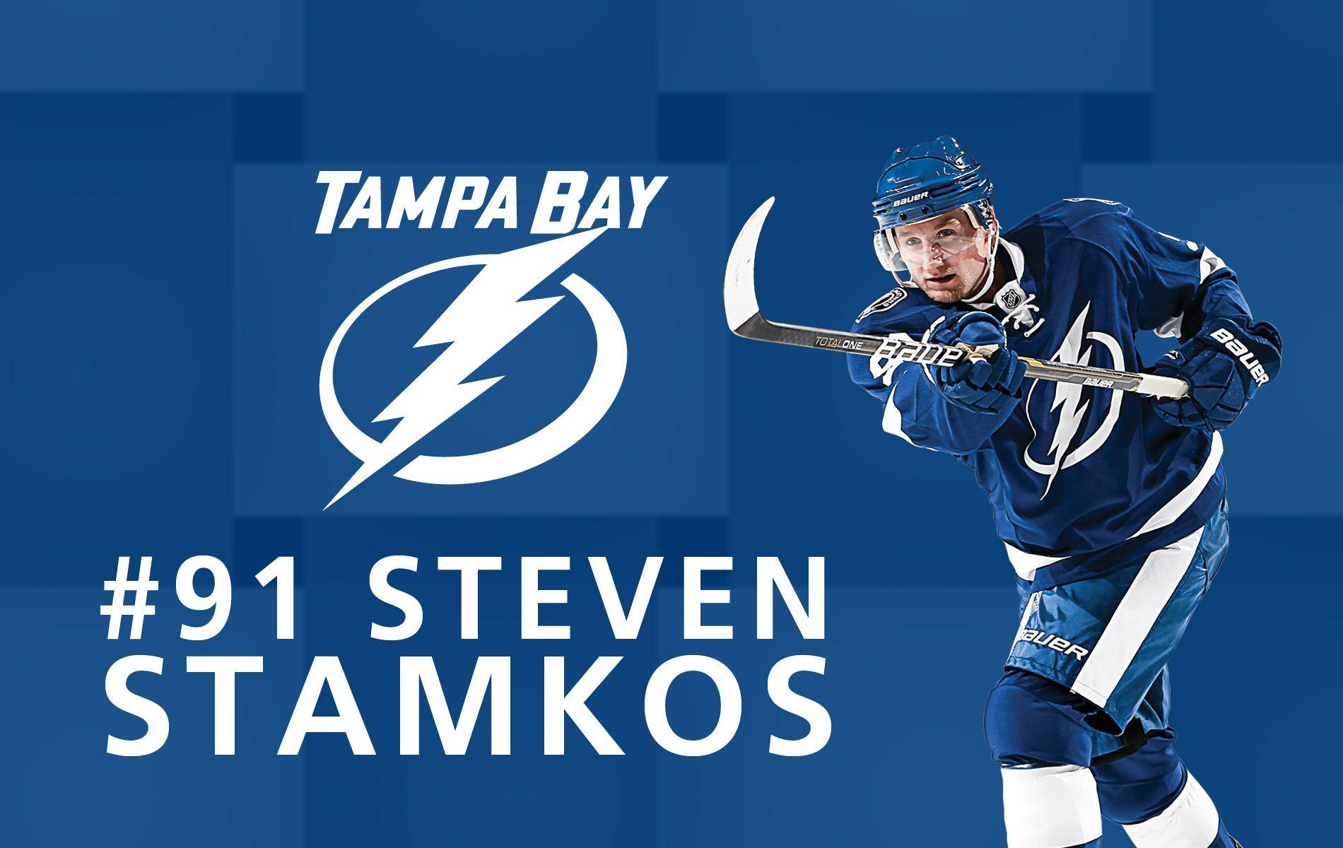 運動 桌布 壁紙 — 冰球運動員 Steven Stamkos 身穿坦帕灣閃電隊裝備，在藍色幾何背景前準備揮桿。