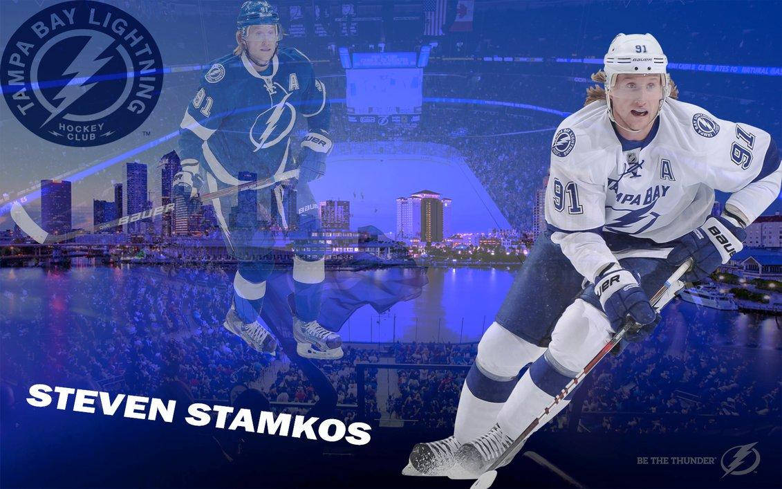 運動 桌布 壁紙 — 冰球運動員 Steven Stamkos 身穿坦帕灣閃電隊裝備，在發光的城市天際線背景下動態滑冰。
