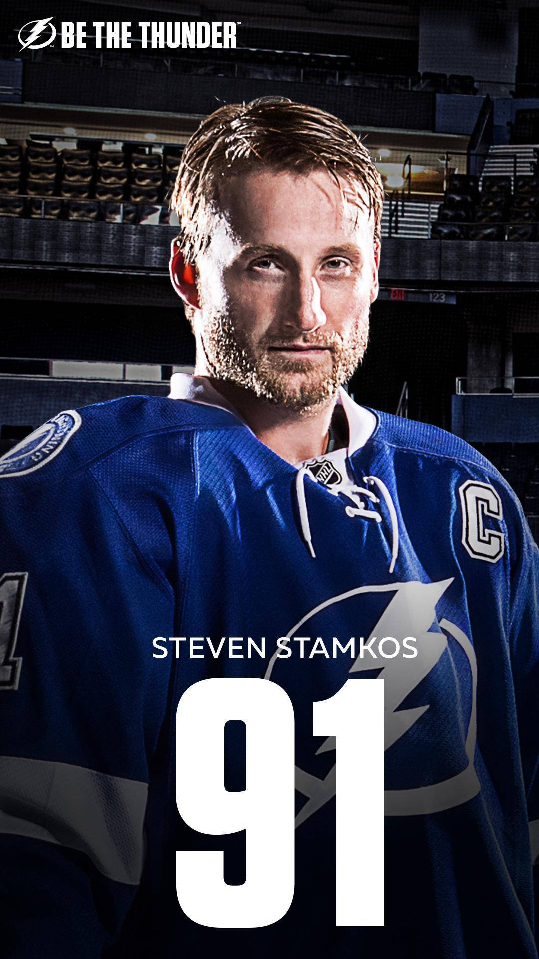 運動 桌布 壁紙 — 冰球運動員 Steven Stamkos 身穿藍色坦帕灣閃電隊 91 號球衣及隊長 'C' 標誌，在黑暗的競技場背景下的特寫肖像。