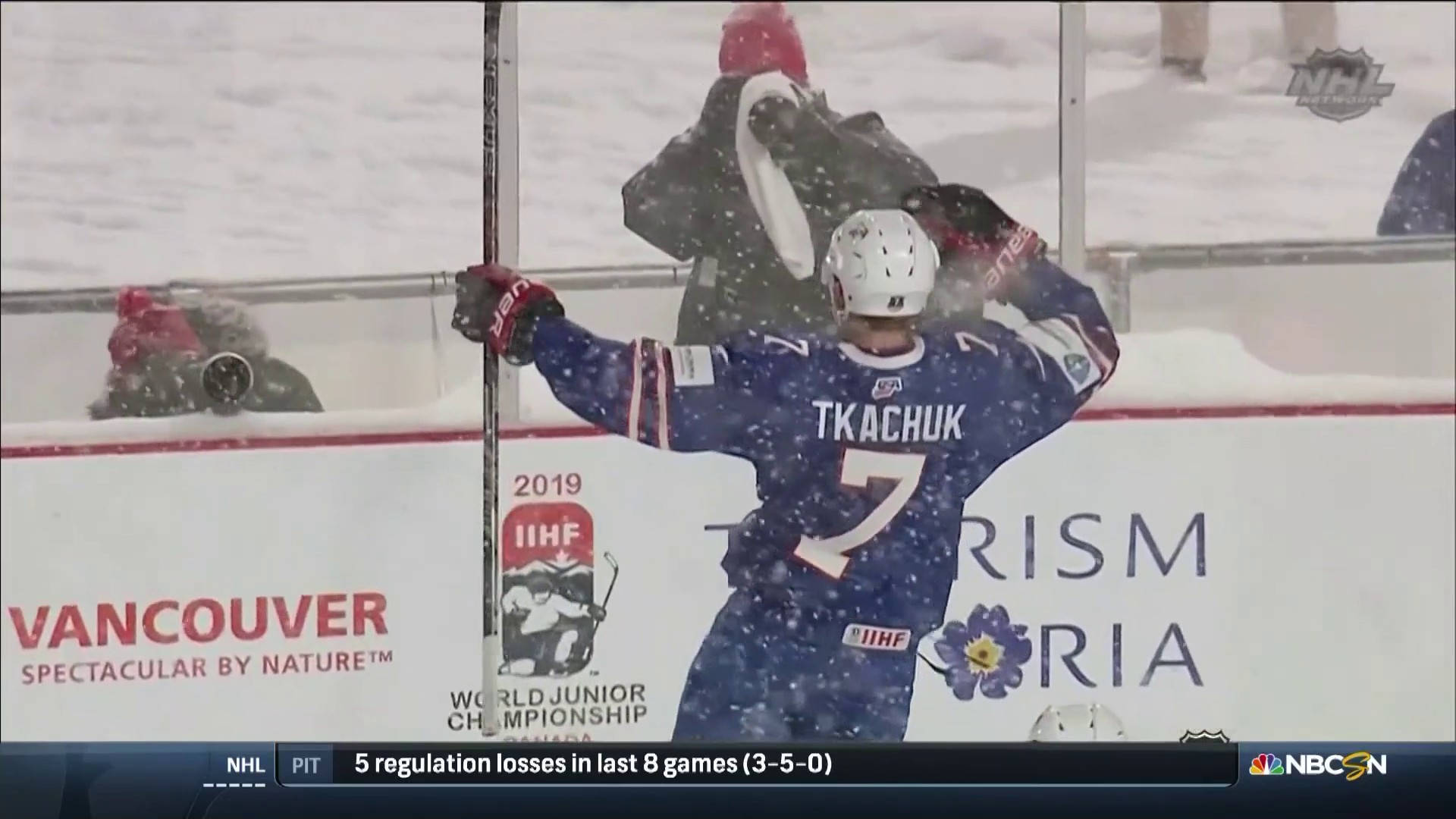 運動 桌布 壁紙 — 冰球運動員 Tkachuk 在 2019 年 IIHF 世界青年錦標賽（溫哥華）中，在雪中高舉雙臂慶祝。