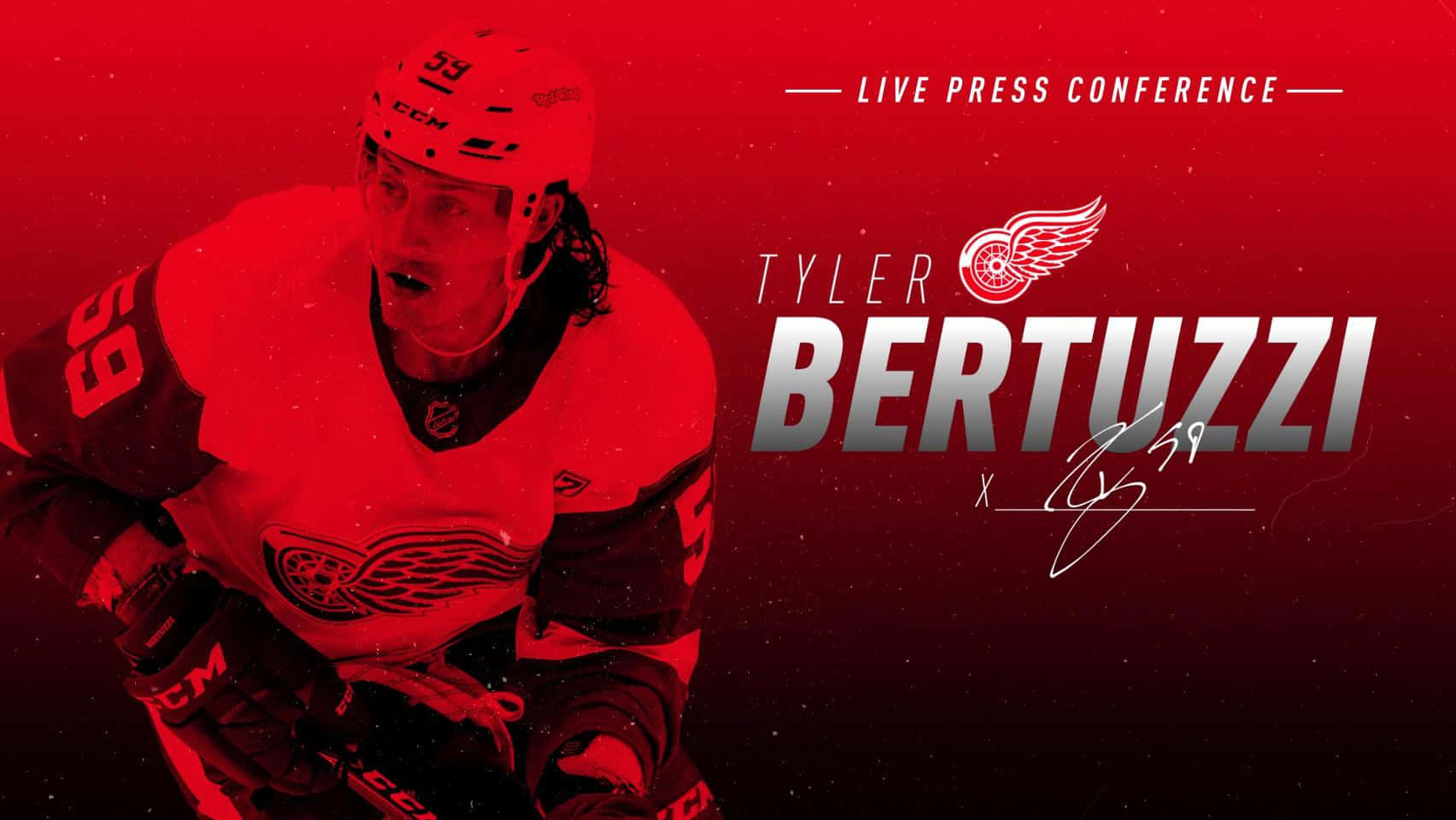 Tyler Bertuzzi 桌布 壁紙 — 冰球運動員 Tyler Bertuzzi 身穿紅白相間的底特律紅翼隊裝備，在紅色漸變背景前擺出強烈姿勢，背景文字宣佈舉行現場新聞發佈會。