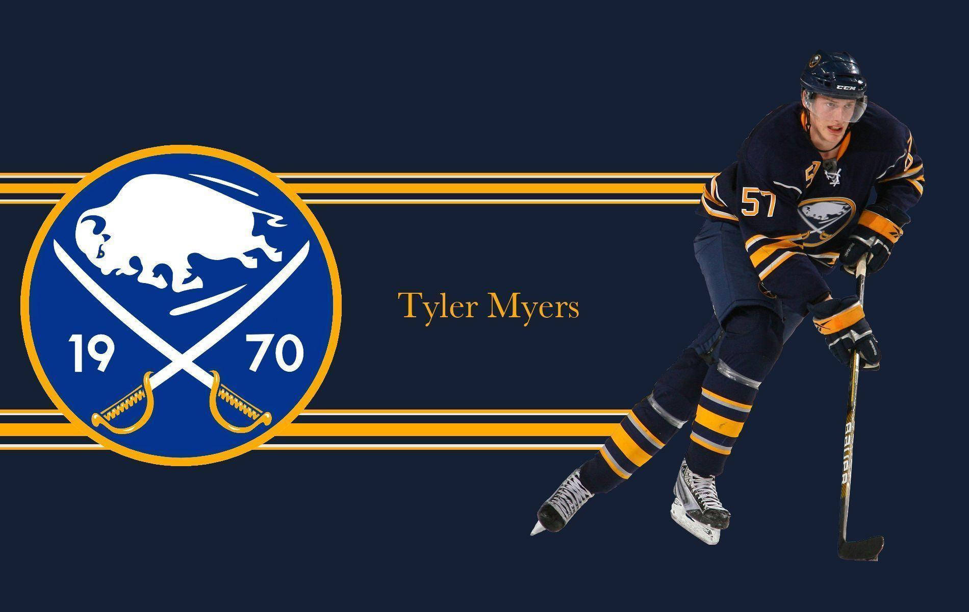 Sabres 桌布 壁紙 — 冰球運動員 Tyler Myers 身穿水牛城軍刀隊制服，在深藍色背景上動態滑冰，帶有球隊標誌和金色條紋。