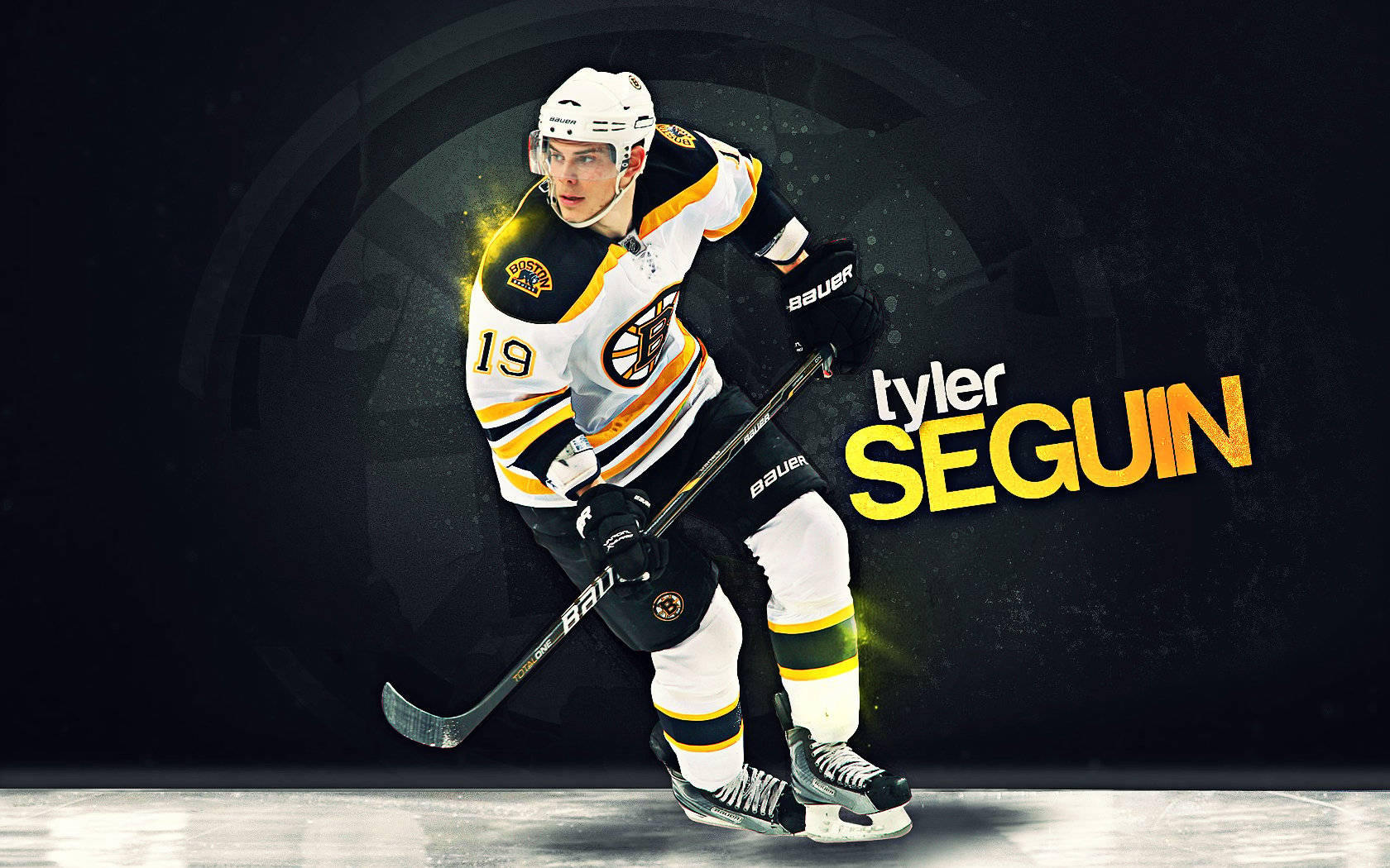 運動 桌布 壁紙 — 冰球運動員 Tyler Seguin 穿著波士頓棕熊隊裝備，在冰上動態蹲伏，帶有發光的黃色點綴，背景為深色抽象。