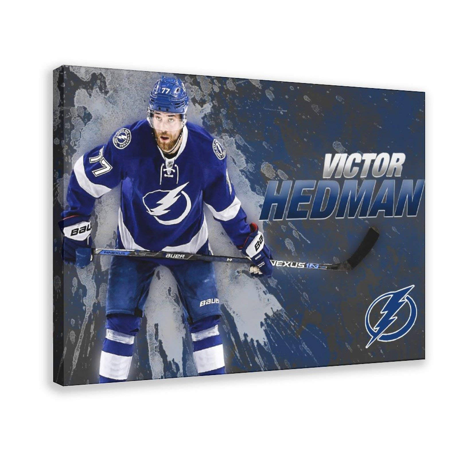 hockey 桌布 壁紙 — 冰球運動員 Victor Hedman 身穿坦帕灣閃電隊裝備，在動態藍白潑濺背景中手持球桿。