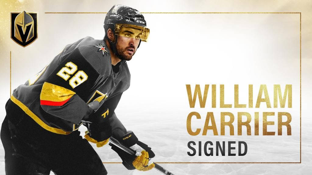 Knights 桌布 壁紙 — 冰球運動員 William Carrier 穿著 Vegas Golden Knights 裝備，在乾淨的金色和白色背景前動態擺姿勢，並以粗體文字宣布他的簽約。