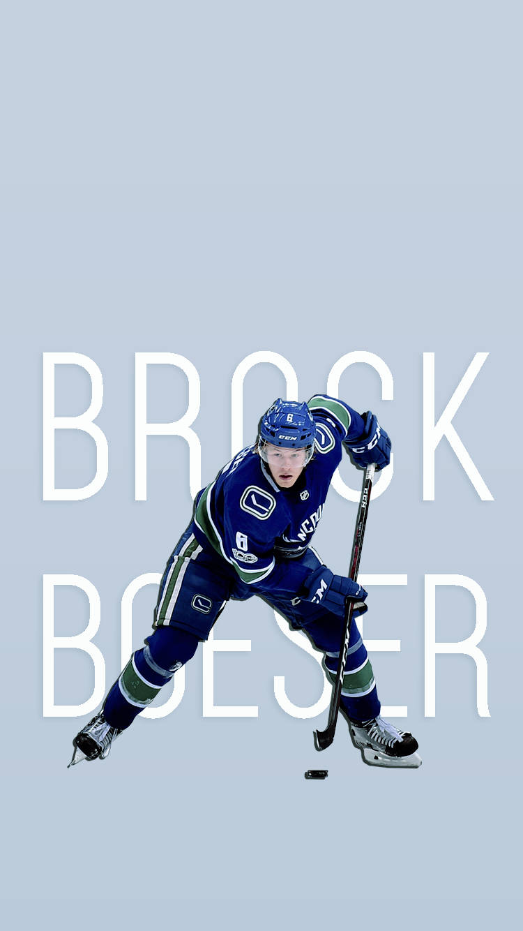 運動 桌布 壁紙 — 冰球運動員Brock Boeser身穿藍色制服，手持球棍蹲在淺藍色背景前，他的名字以大型白色字母顯示。