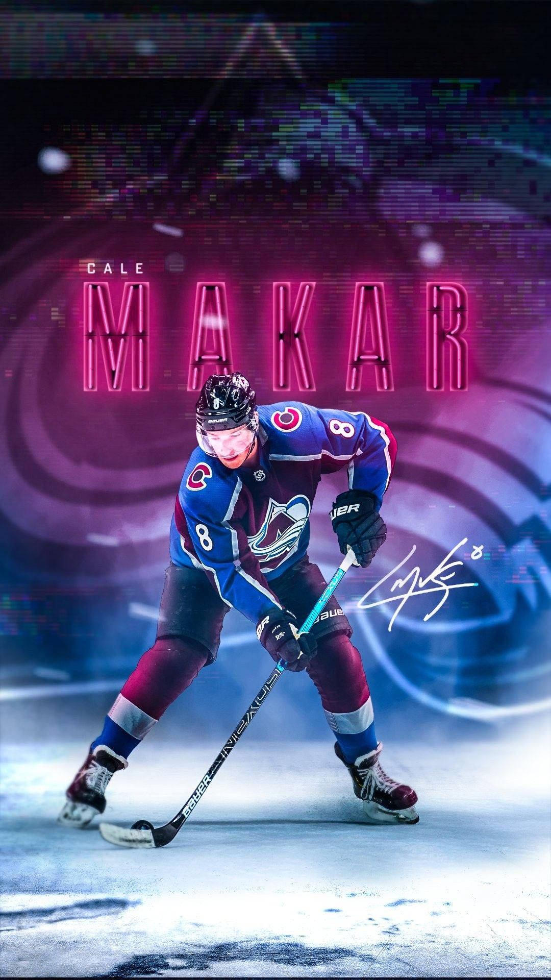 Avalanche 桌布 壁紙 — 冰球運動員Cale Makar身穿藍色栗色制服在冰上滑行，身後有發光的粉紅色霓虹燈名字圖案。