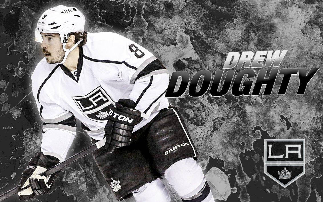 黑白 桌布 壁紙 — 冰球運動員Drew Doughty身穿LA Kings裝備，在帶有球隊標誌和名稱的紋理黑白背景前動態蹲伏。