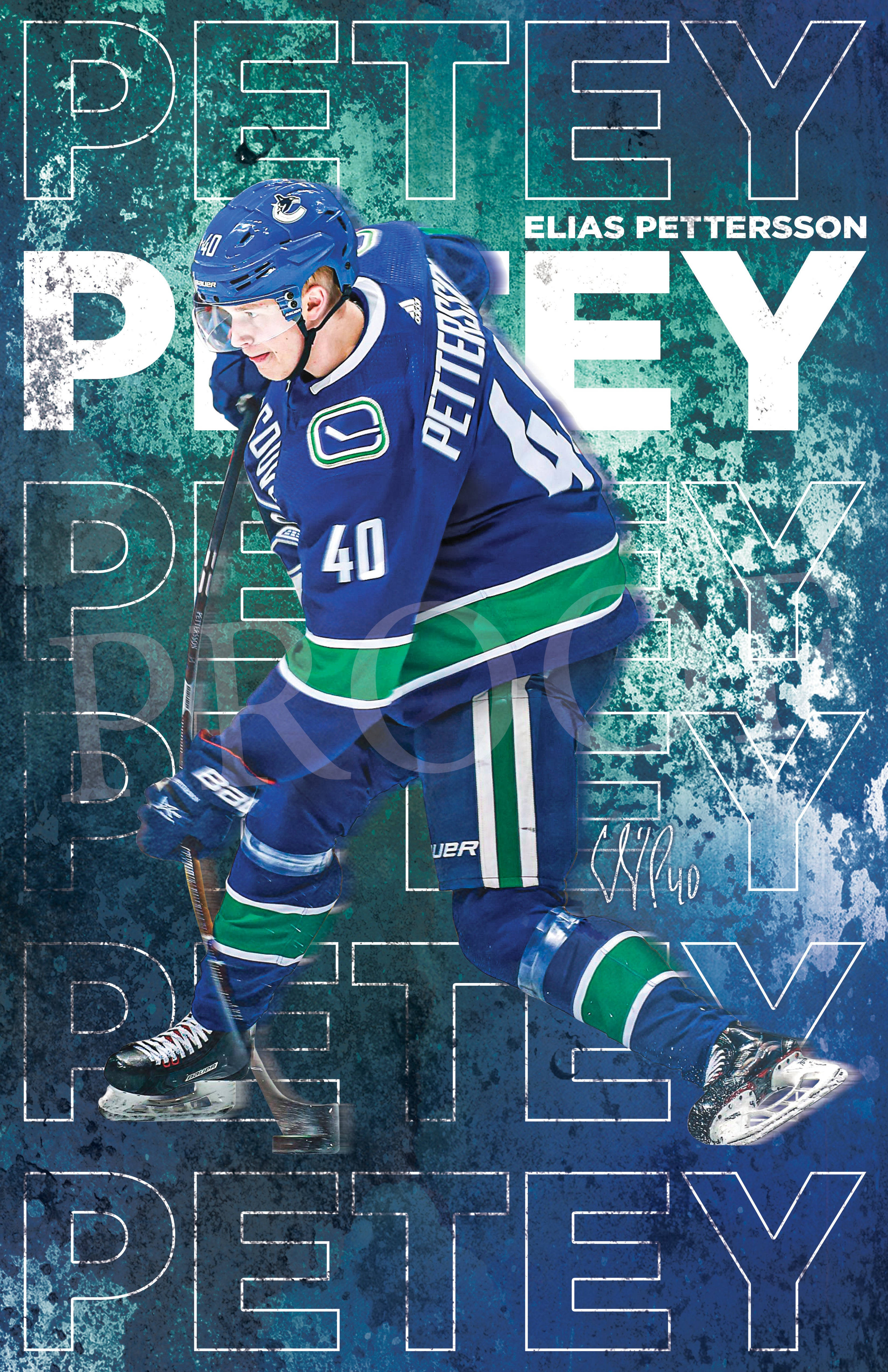 hockey 桌布 壁紙 — 冰球運動員Elias Pettersson身穿藍綠色Canucks裝備，在帶有重複「PETEY」文字的紋理藍色背景上動態蹲伏。