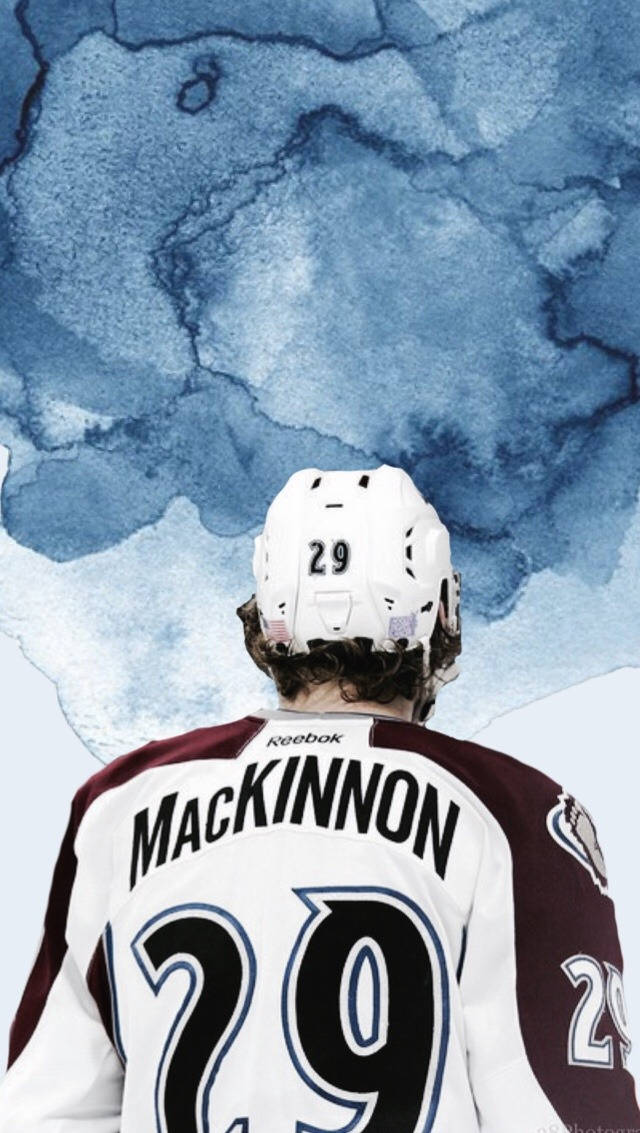 運動 桌布 壁紙 — 冰球運動員Mackinnon身穿白色酒紅色球衣的背面，背景為抽象藍色水彩。